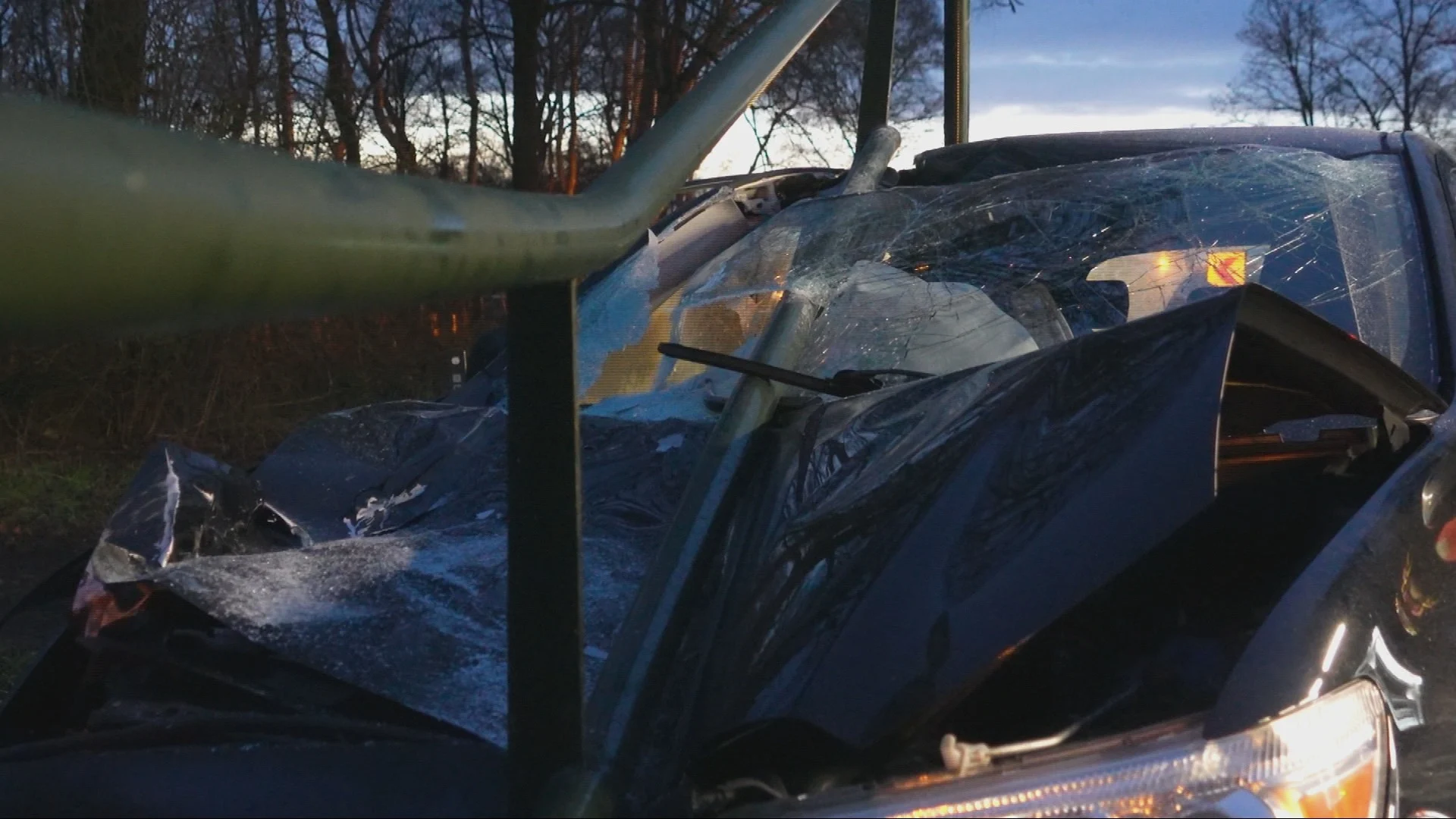 Paal doorboort auto in Deurne, bestuurder heeft engeltje op schouder