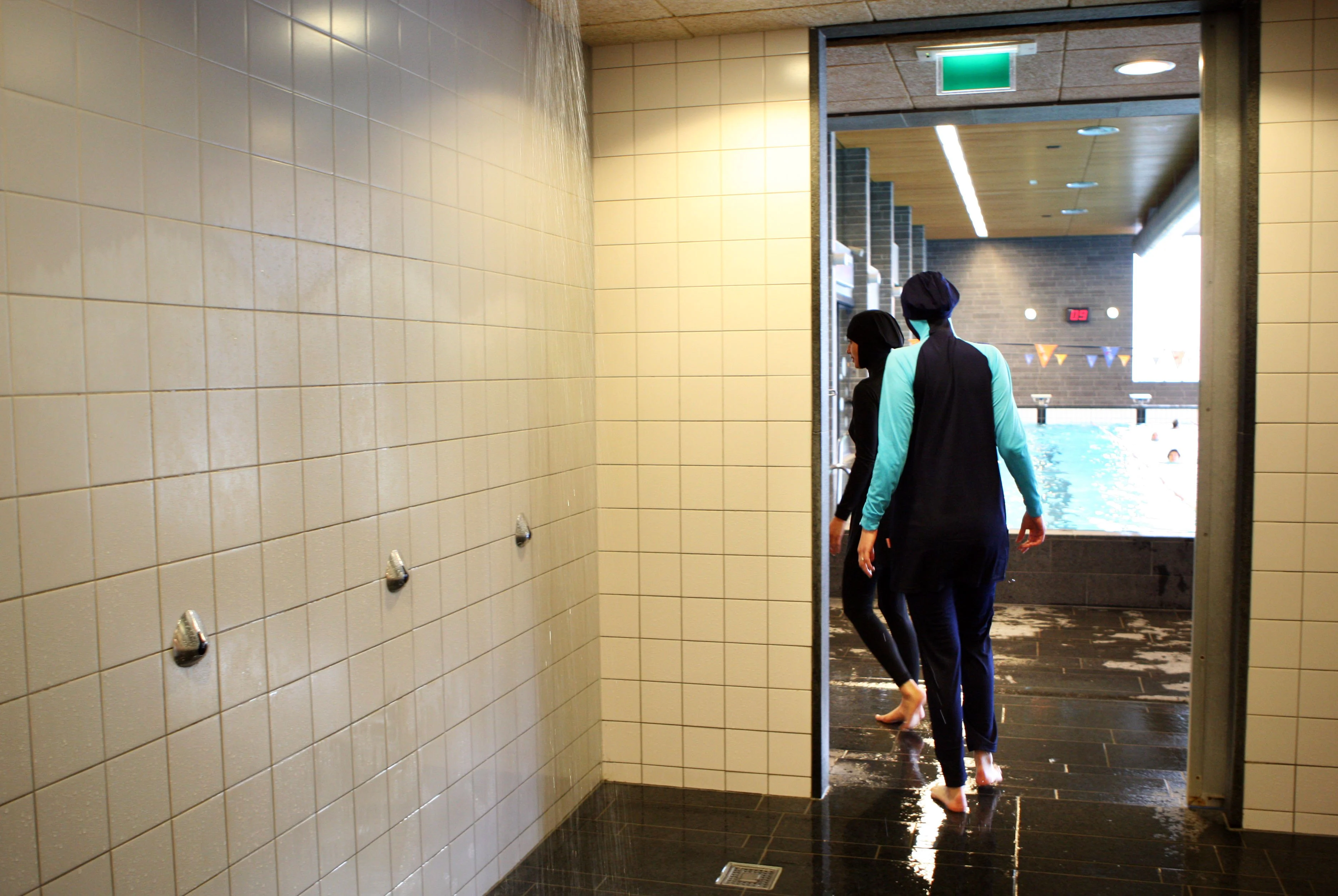 Haags zwembad verbiedt shampoo en douchegel: 'Een vrouw is ongelukkig gevallen'