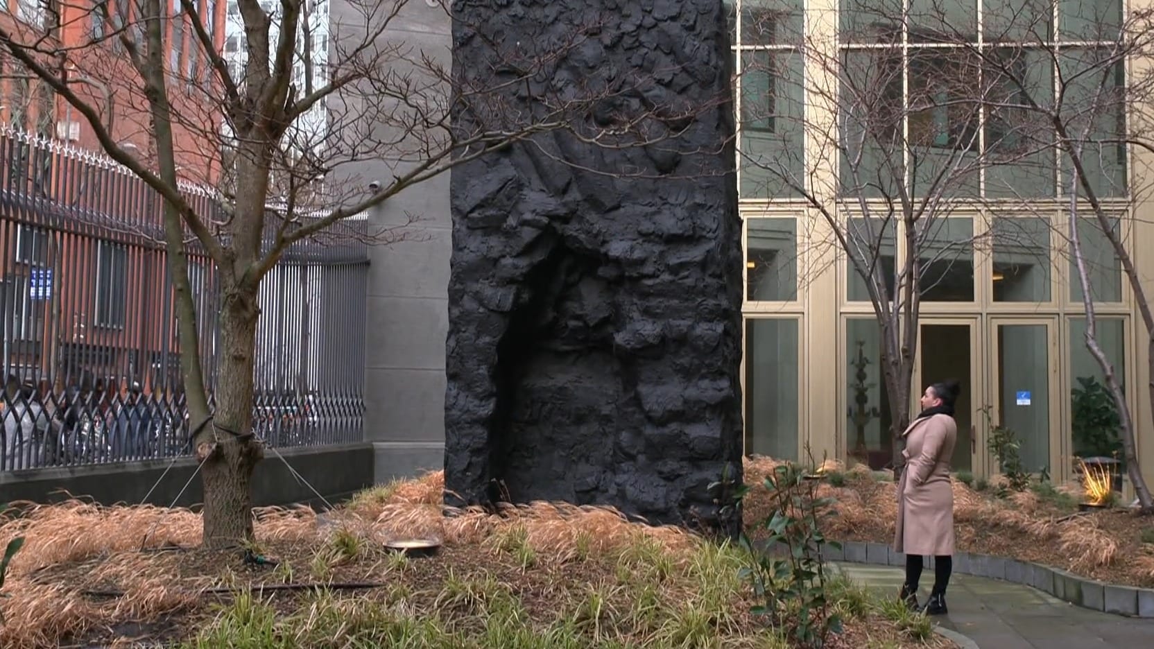 Toeslagenouder Yasmin mag bronzen standbeeld ministerie niet laten veilen