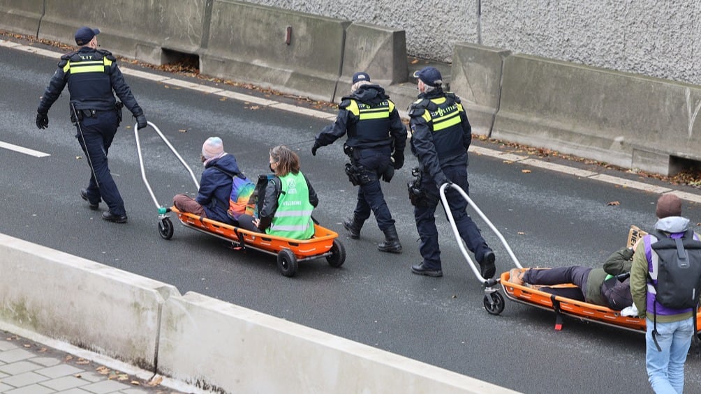 XR-demonstranten blokkeren A12 in Den Haag, politie treedt op