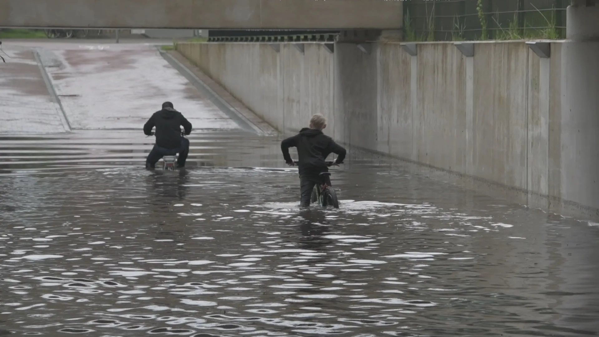 ZIEN: Wolkbreuk zorgt voor natte voeten in Haren
