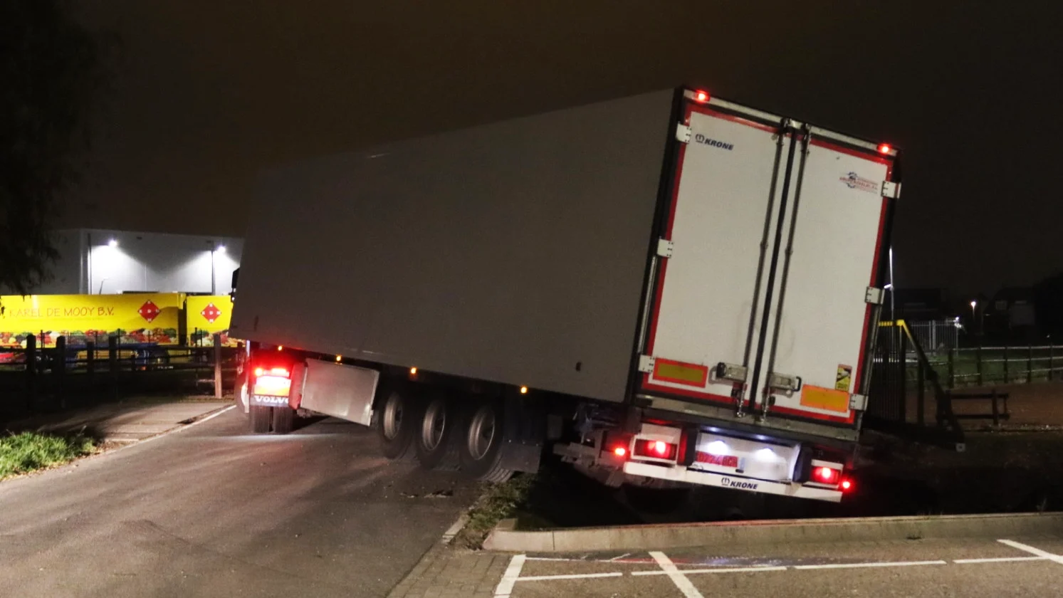 Kantje boord voor chauffeur: vrachtwagen hangt gevaarlijk boven water