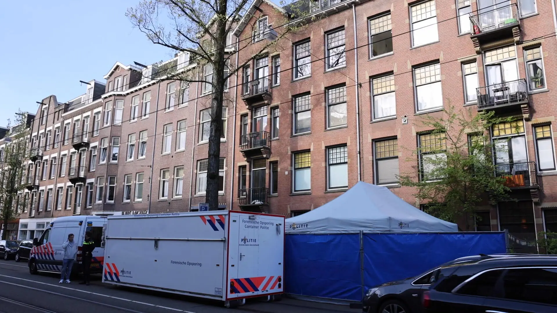 Persoon dood na val uit raam in Amsterdam: twee mensen aangehouden