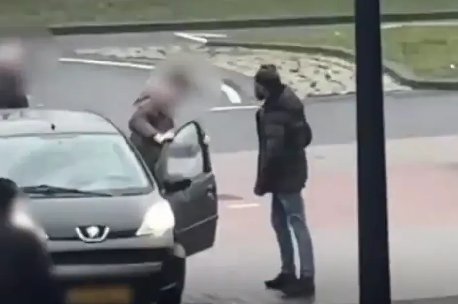 Agressieve fietser slaat automobilist bewusteloos bij verkeersruzie in Amsterdam