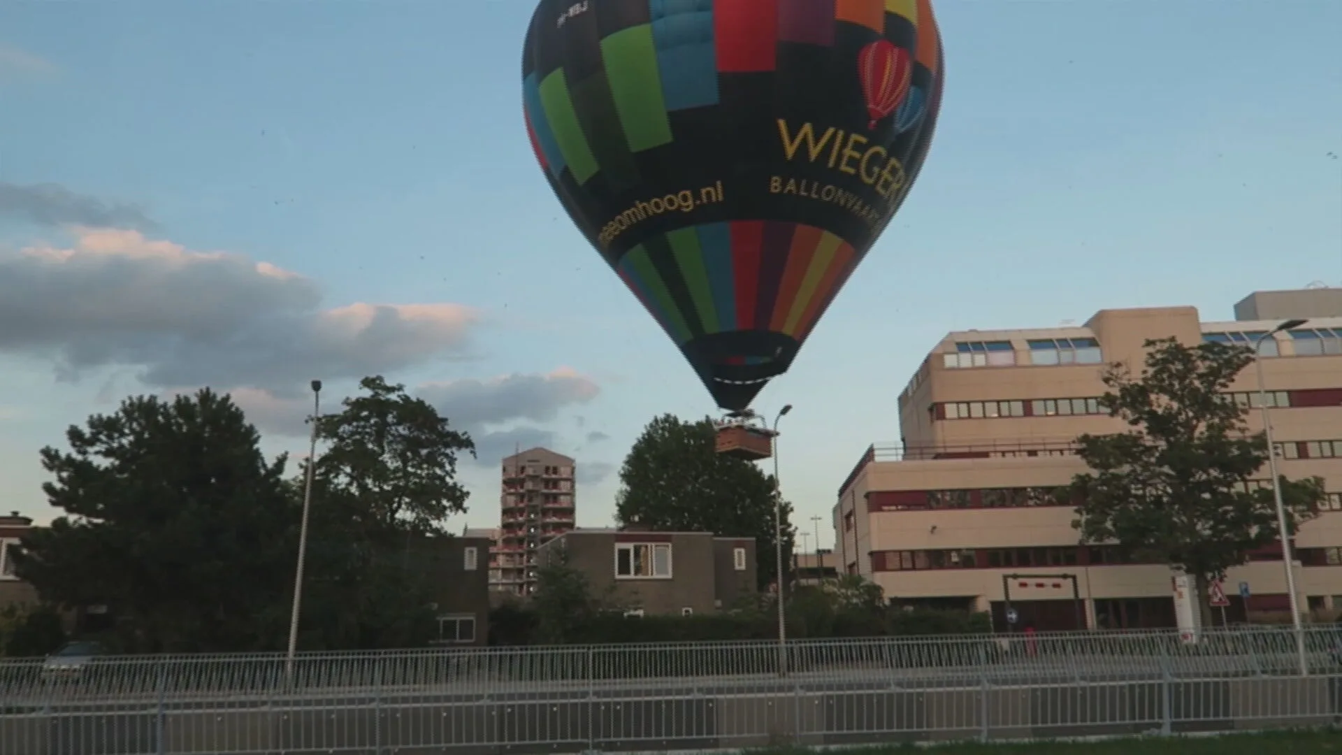 Ballonvaarder parkeert op bouwterrein bij Utrechtse Jaarbeurs