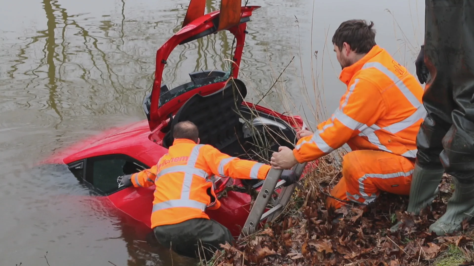 Omstander verricht heldendaad: redt bestuurder uit te water geraakte auto in Apeldoorn