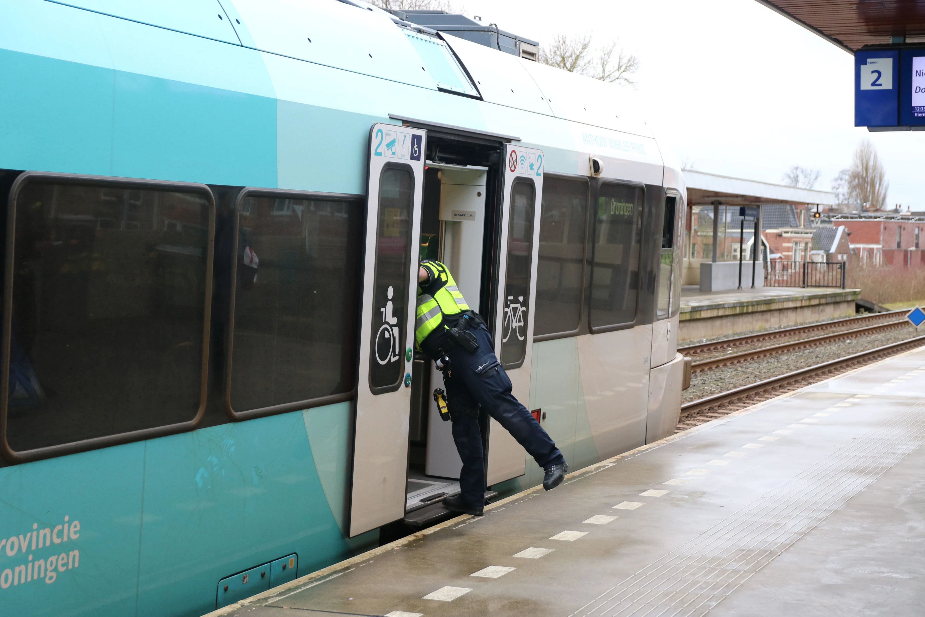 Gewonde bij steekpartij in trein in Groningen, dader op de vlucht