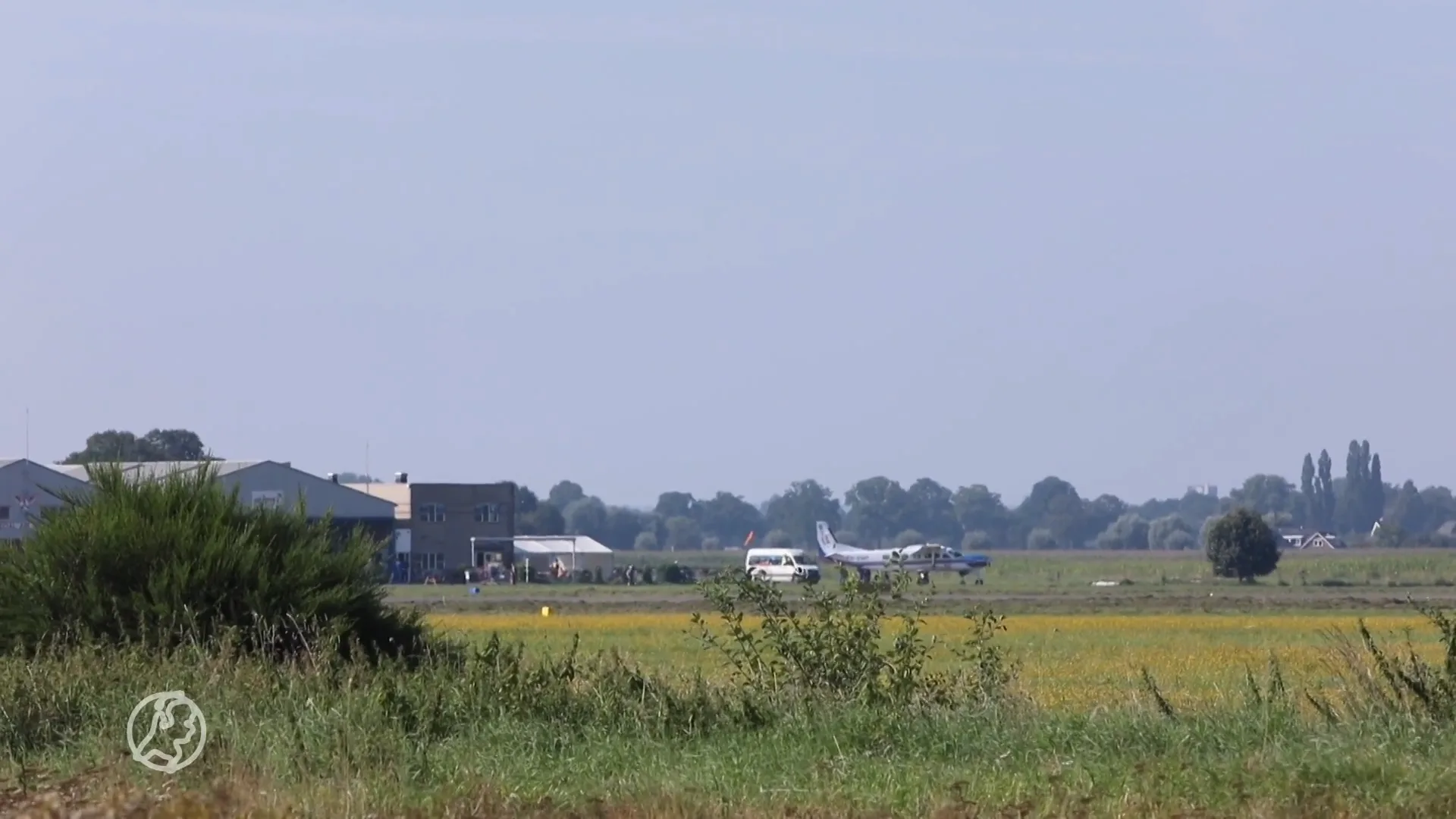 Parachutiste (30) gewond bij harde landing in weiland