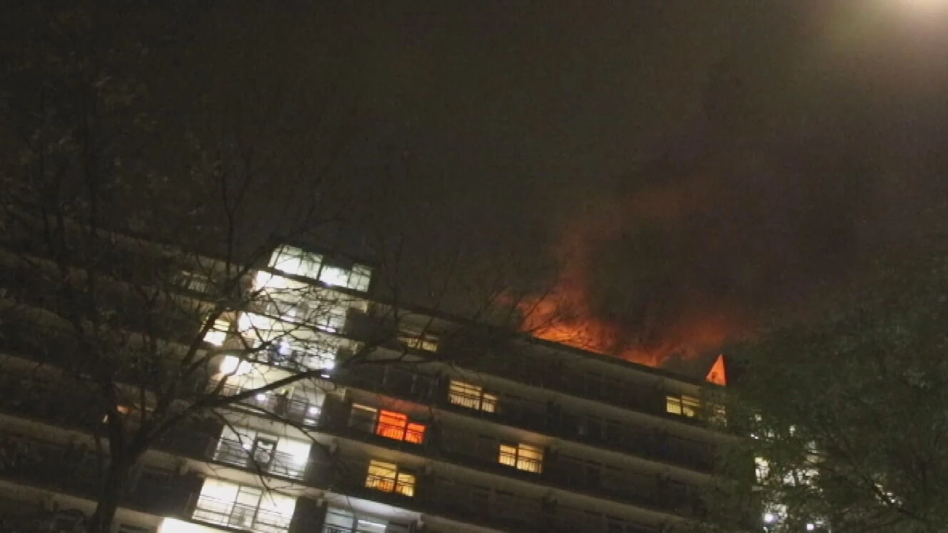 Vrouw omgekomen bij flatbrand Capelle, zwangere vrouw gewond: 'Het is onwerkelijk'