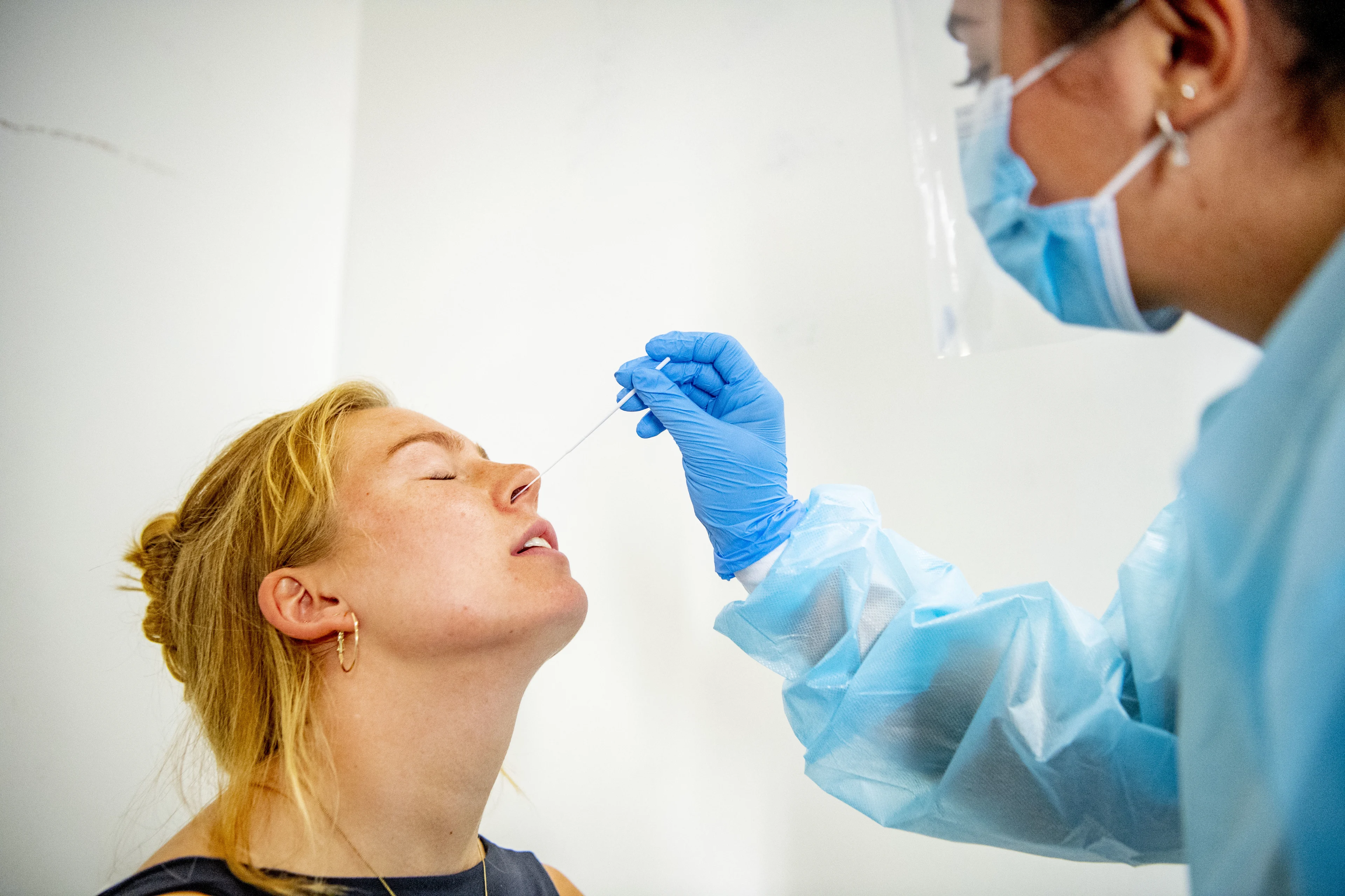 Aantal besmettingen loopt weer op, maar minder druk in ziekenhuizen