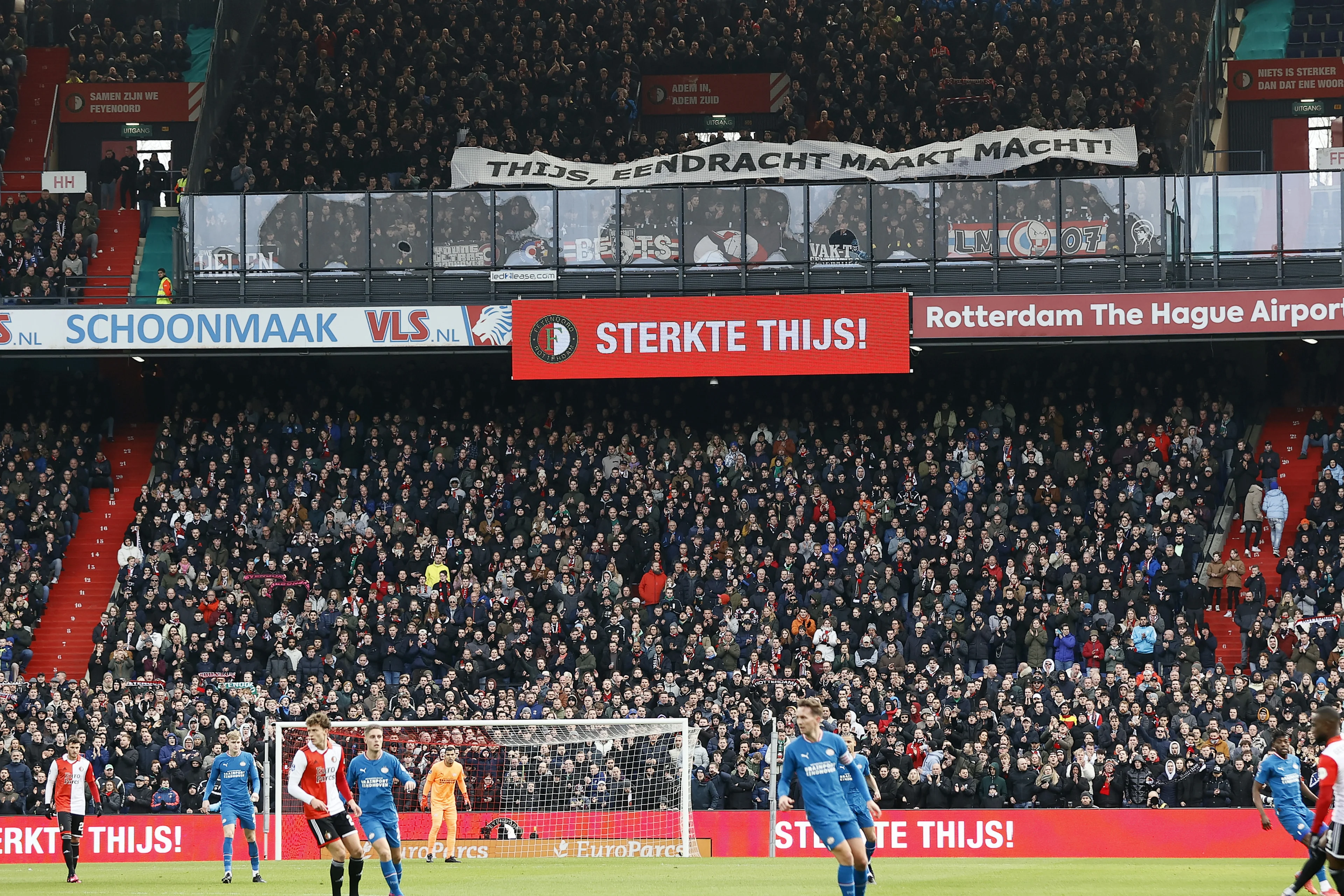 Supporters in De Kuip klappen voor ongeneeslijk zieke perschef PSV: 'Sterkte Thijs!'