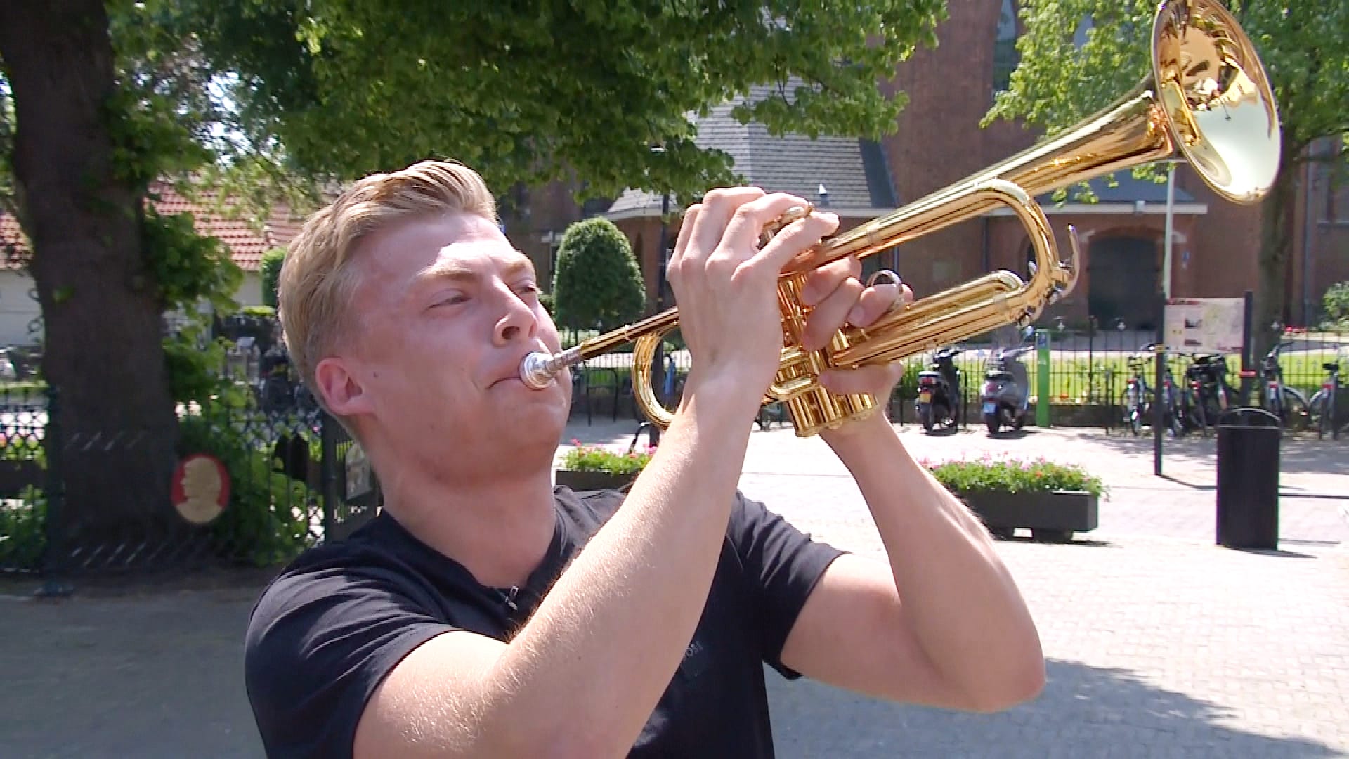 Jeffrey (21) doet de gekste dingen met zijn trompet en trekt daarmee miljoenen kijkers