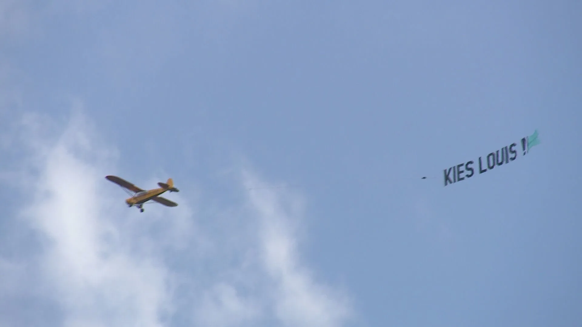 Weer vliegtuigje met Oranje-boodschap gespot: 'Kies Louis!'