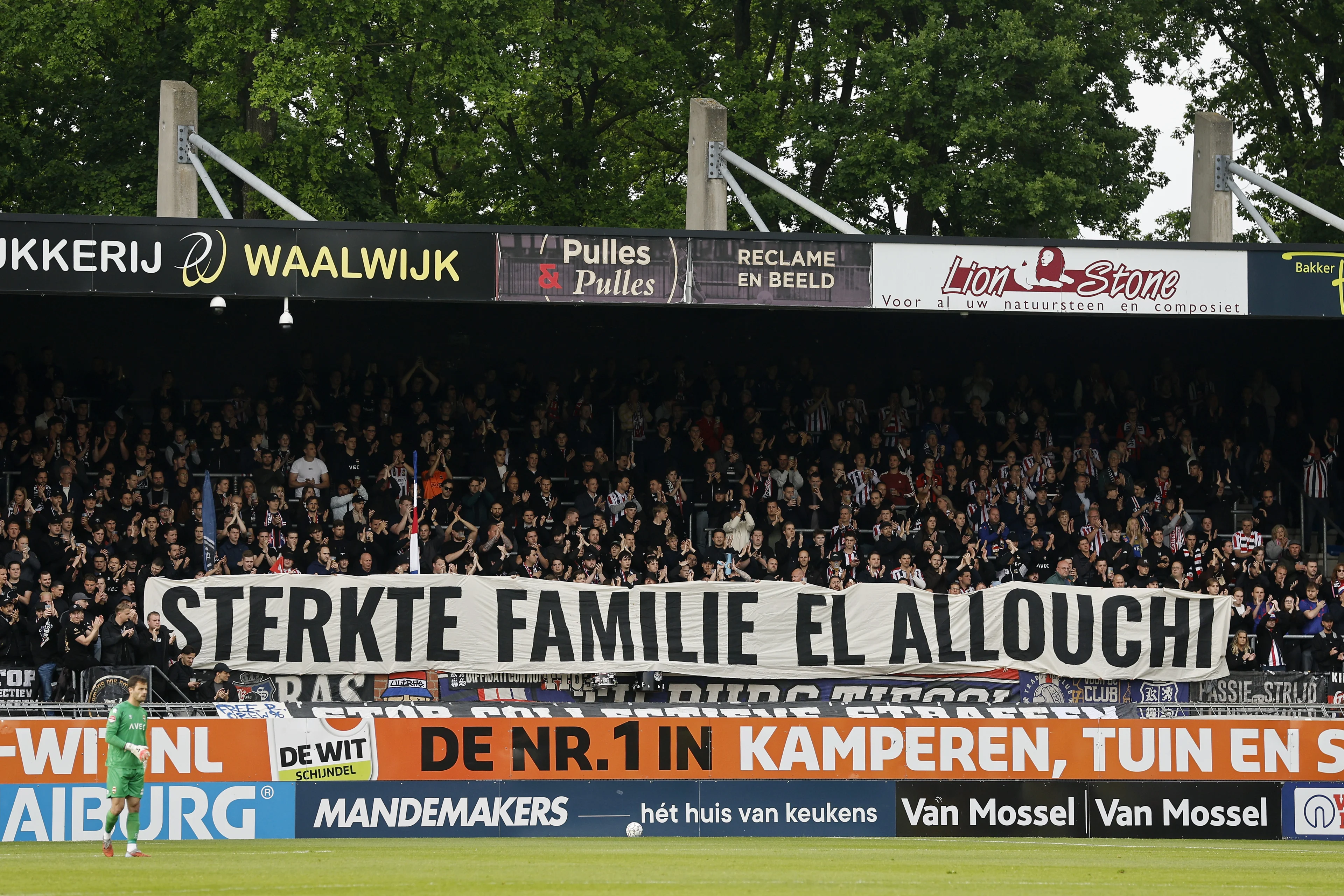 Emotioneel eerbetoon voor El Allouchi in vol stadion na verlies dochter