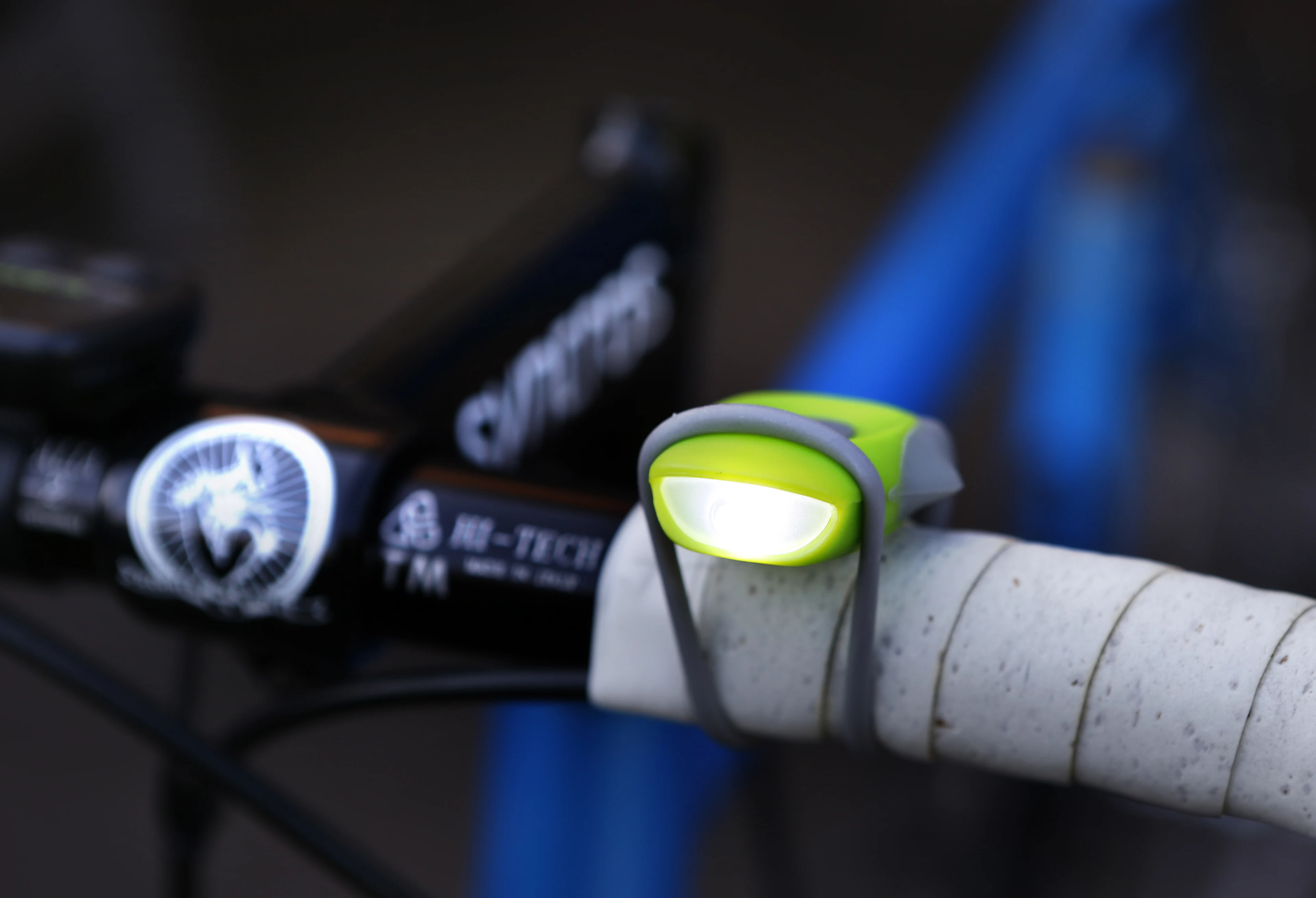 Man krijgt bekeuring voor fietsen zonder verlichting maar blijkt in cel te horen