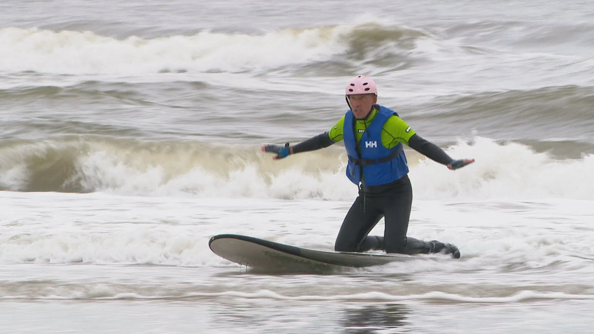Surfen helpt mensen met hersenletsel sneller te herstellen: 'Heel fijn om verbetering te merken'