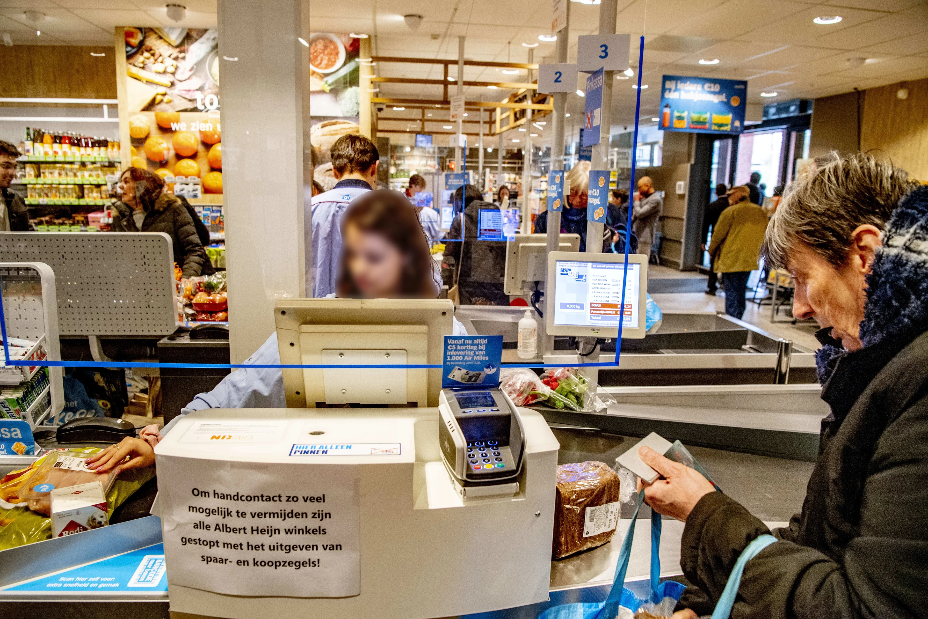 Albert Heijn verbiedt 18-jarige kassière om water te drinken, mag dat?