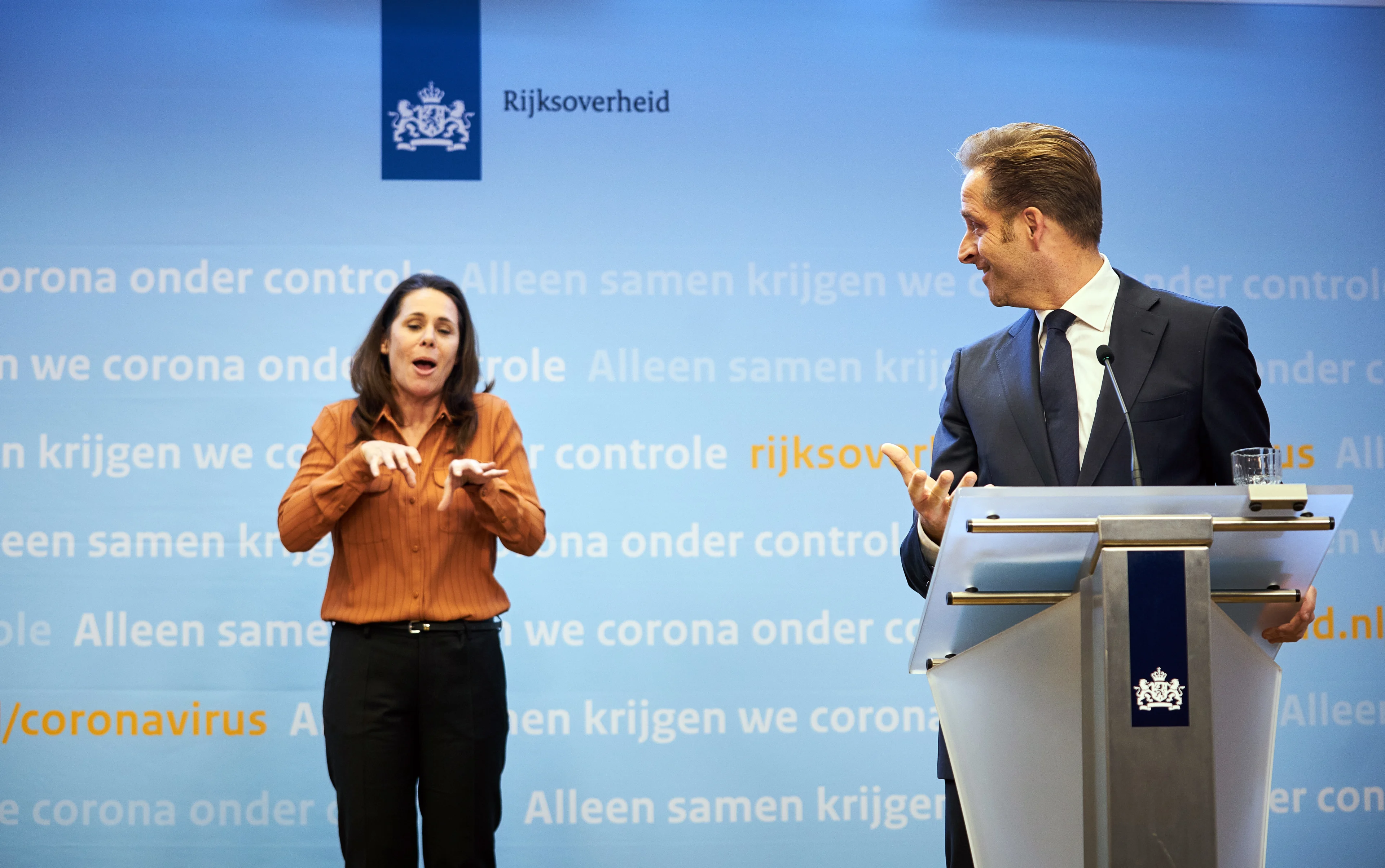 Populairste gebarentolk van Nederland krijgt eigen tv-programma