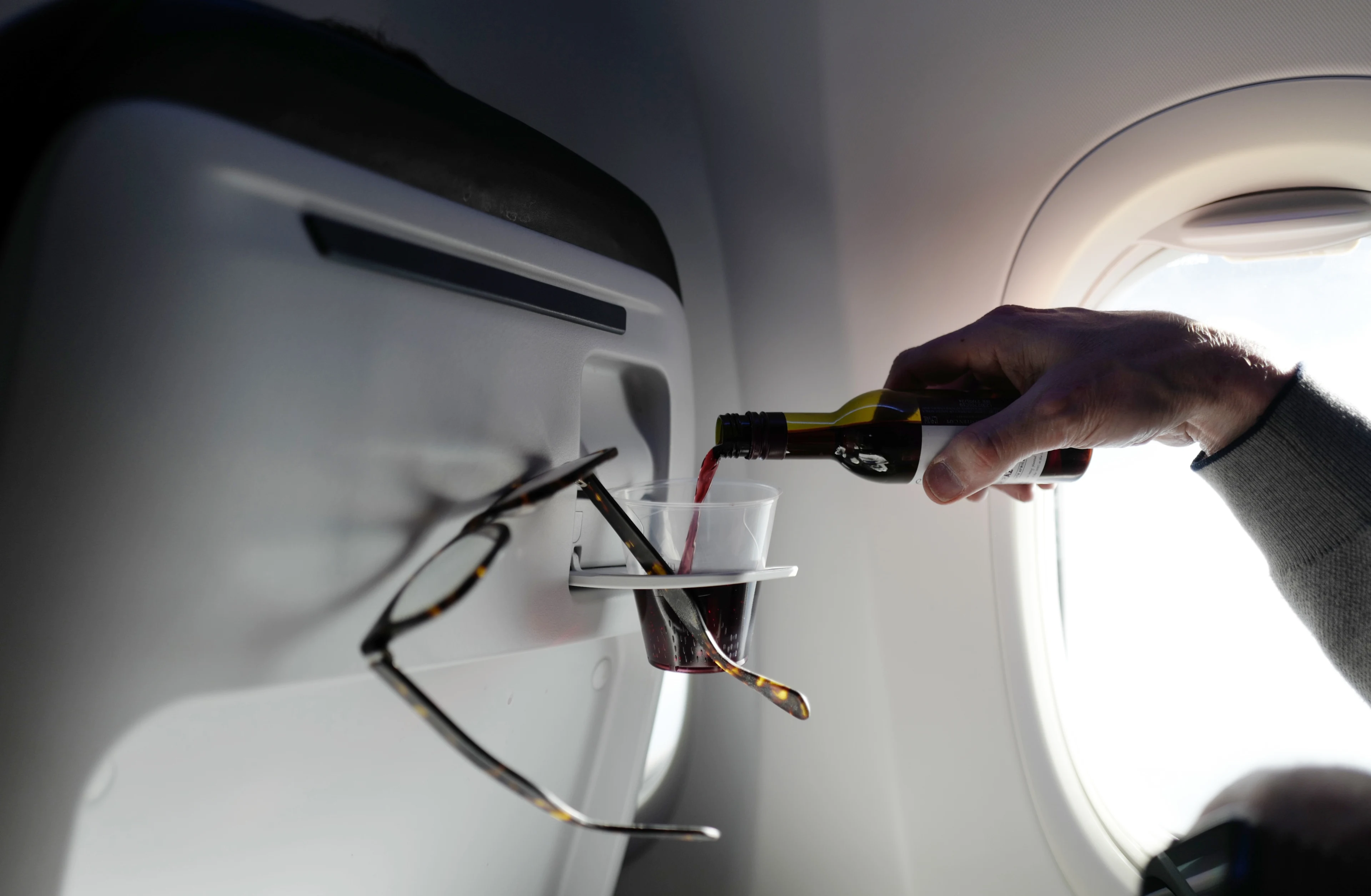 Moet je binnenkort betalen voor je snack aan boord van KLM-vlucht?