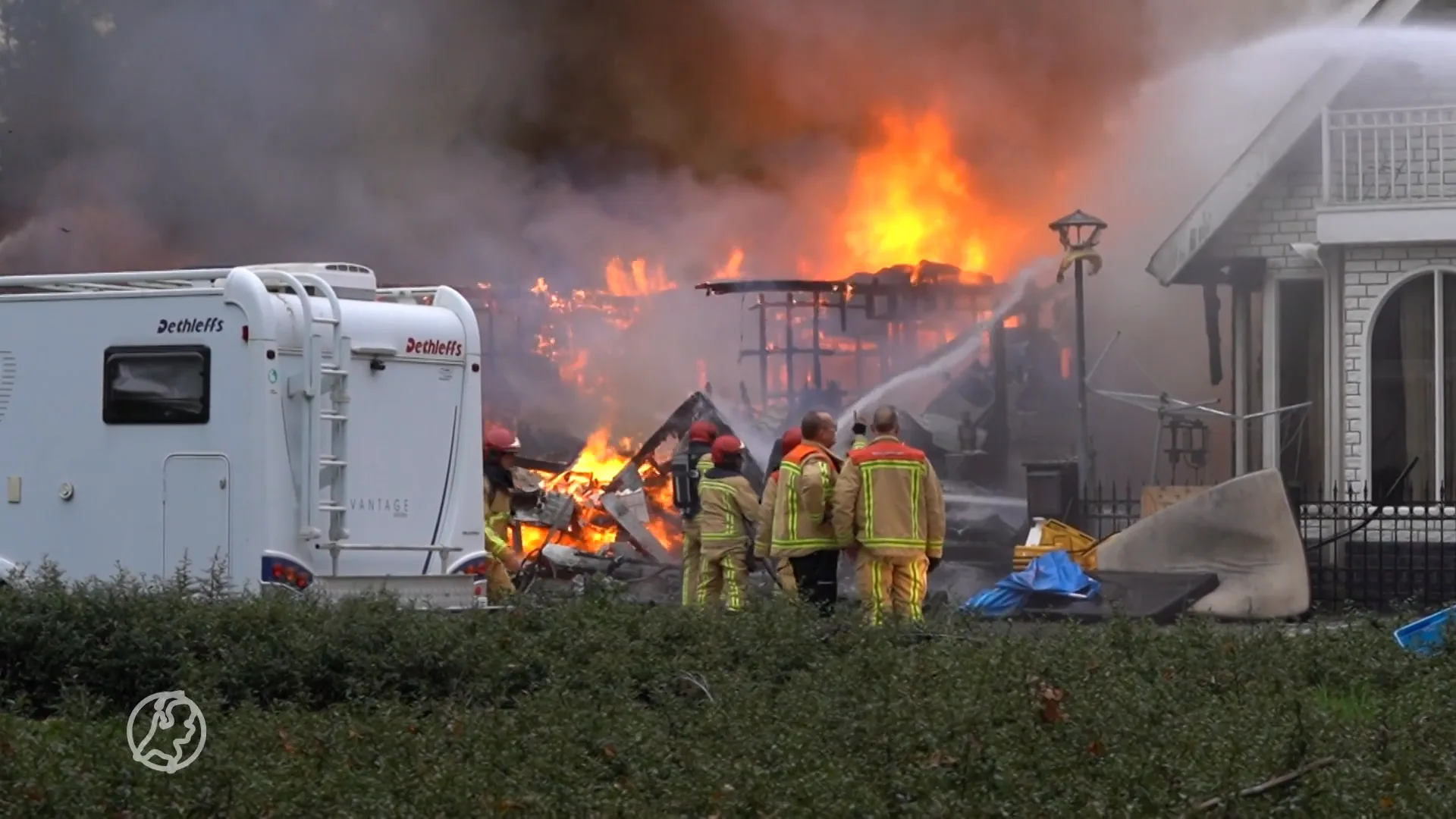 Grote brand op woonwagenkamp Eindhoven, chalet gaat in vlammen op