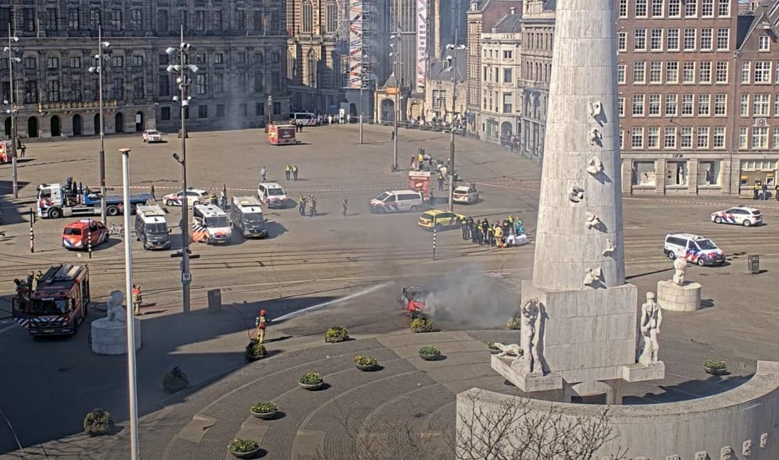 Auto ontploft op de Dam, politie houdt rekening met opzet