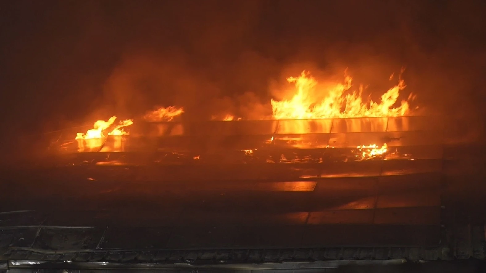 Zeer grote uitslaande brand in Weert, loods met landbouwmachines ingestort