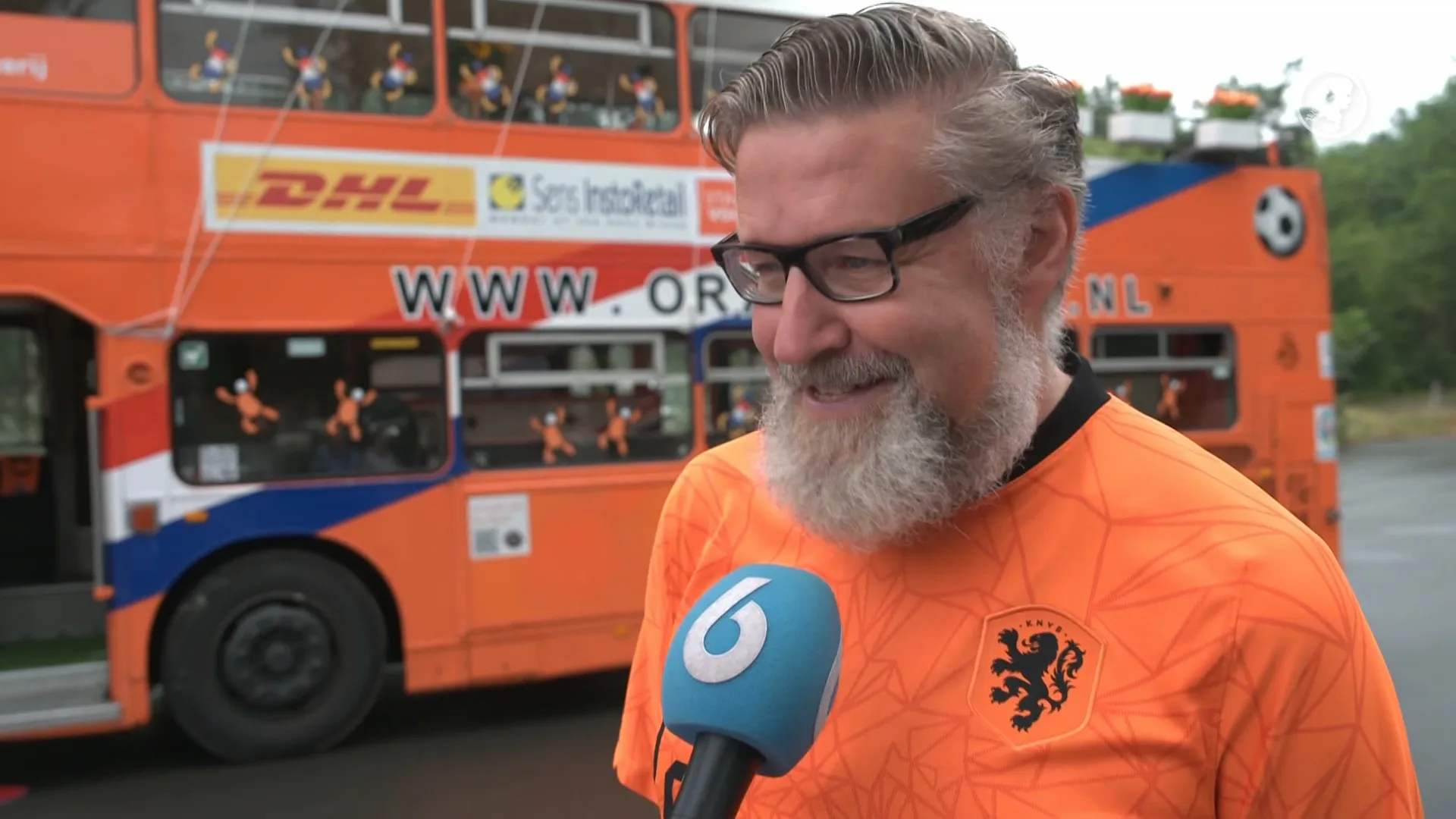 Feest en spanning voor Oranjeleeuwinnen tijdens uitzwaaiwedstrijd met oranjemars