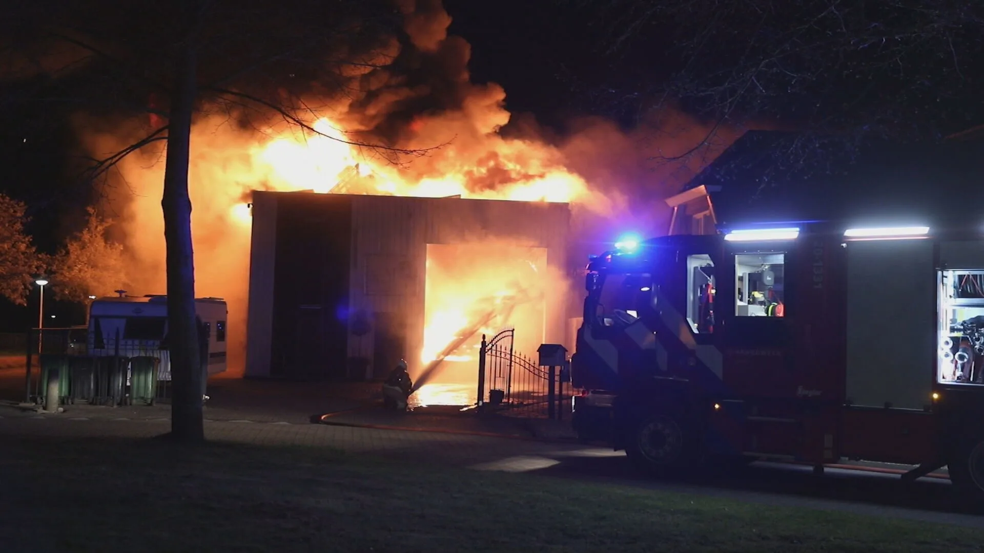 Grote brand verwoest bedrijfsloods in Roosendaal