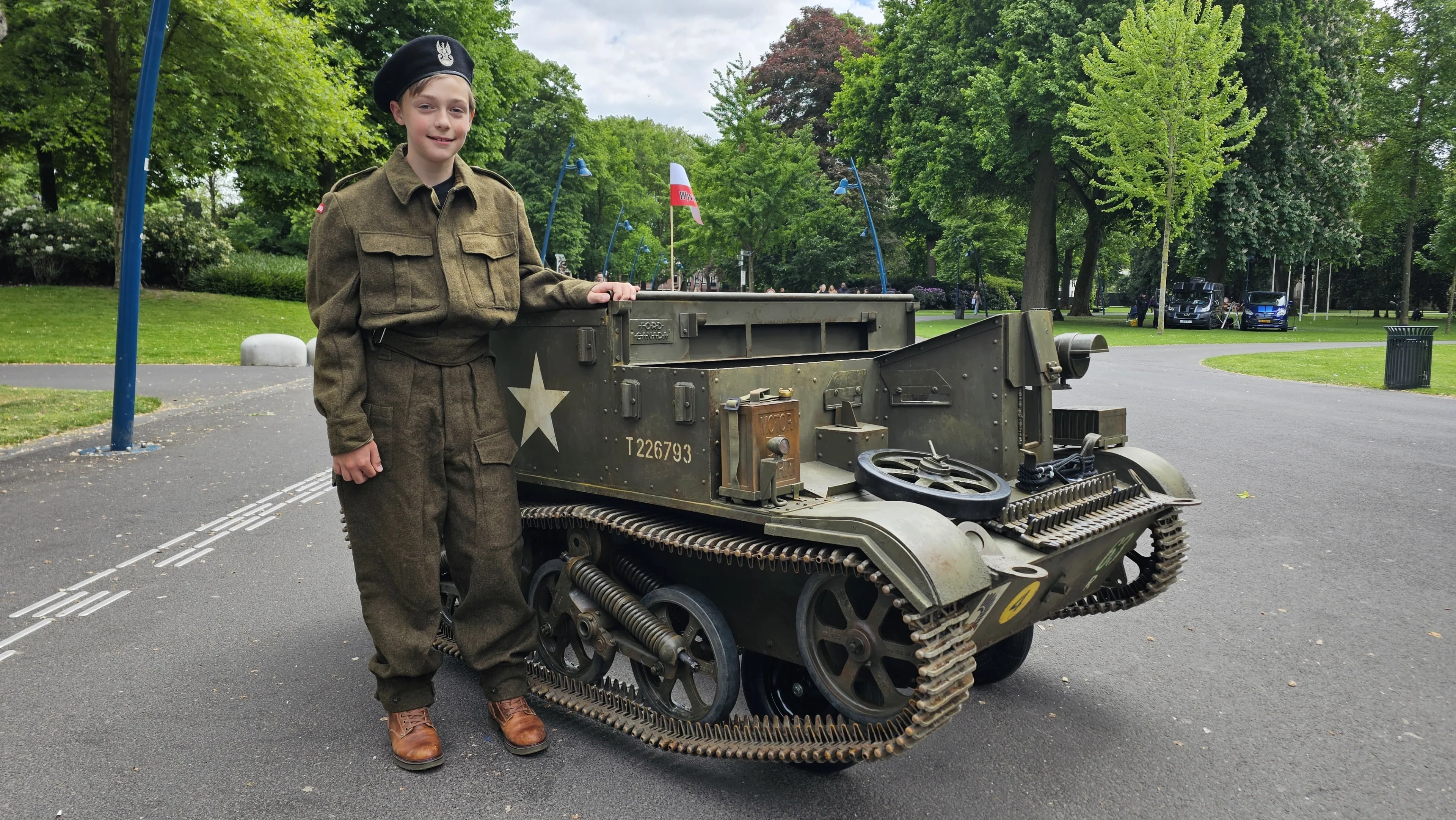 Thieme (11) maakt eigen tank en rijdt nu door Breda voor bevrijding