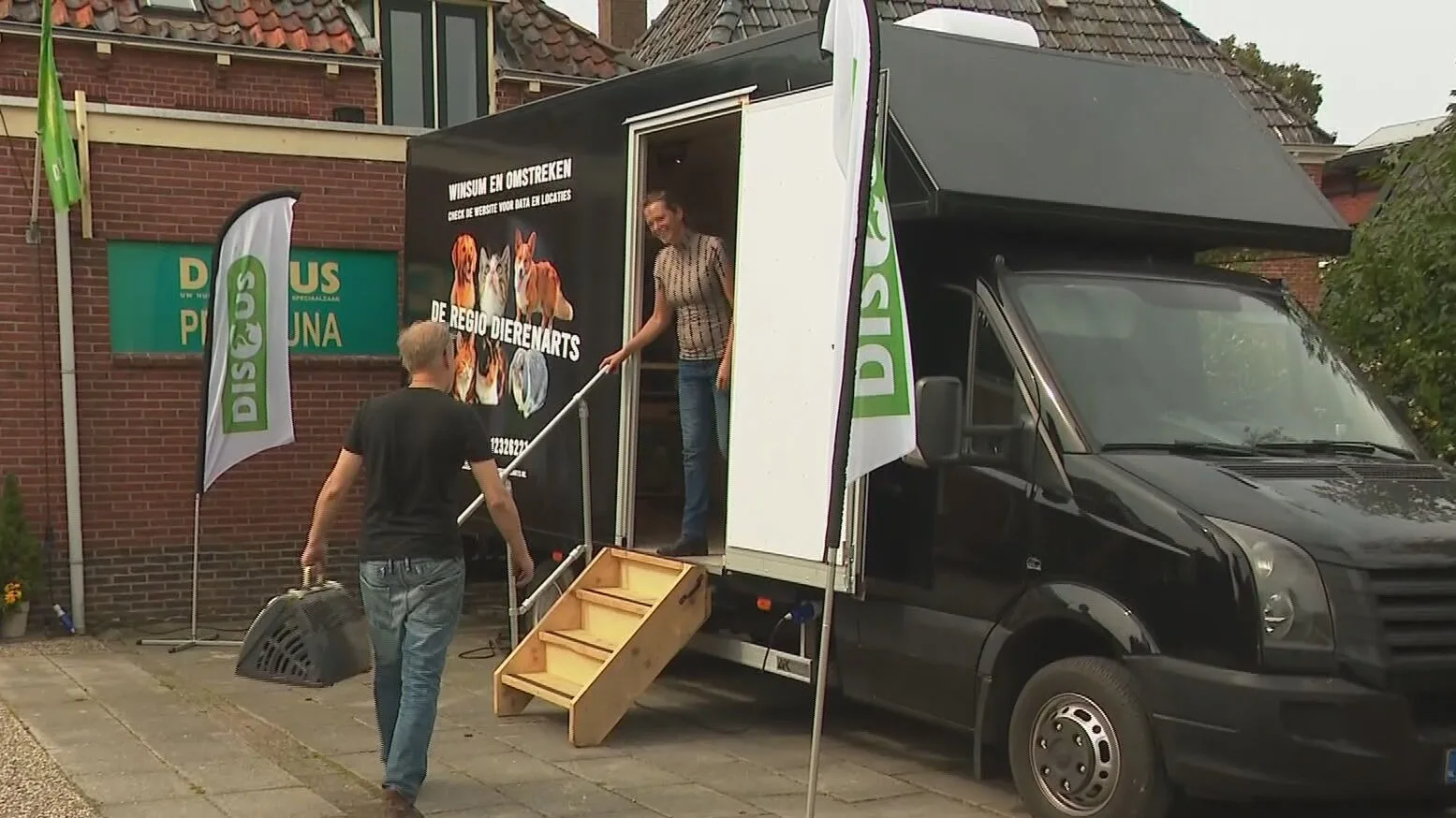 Dierenarts is te duur, dus startten Francoise en Susanne de mobiele kliniek