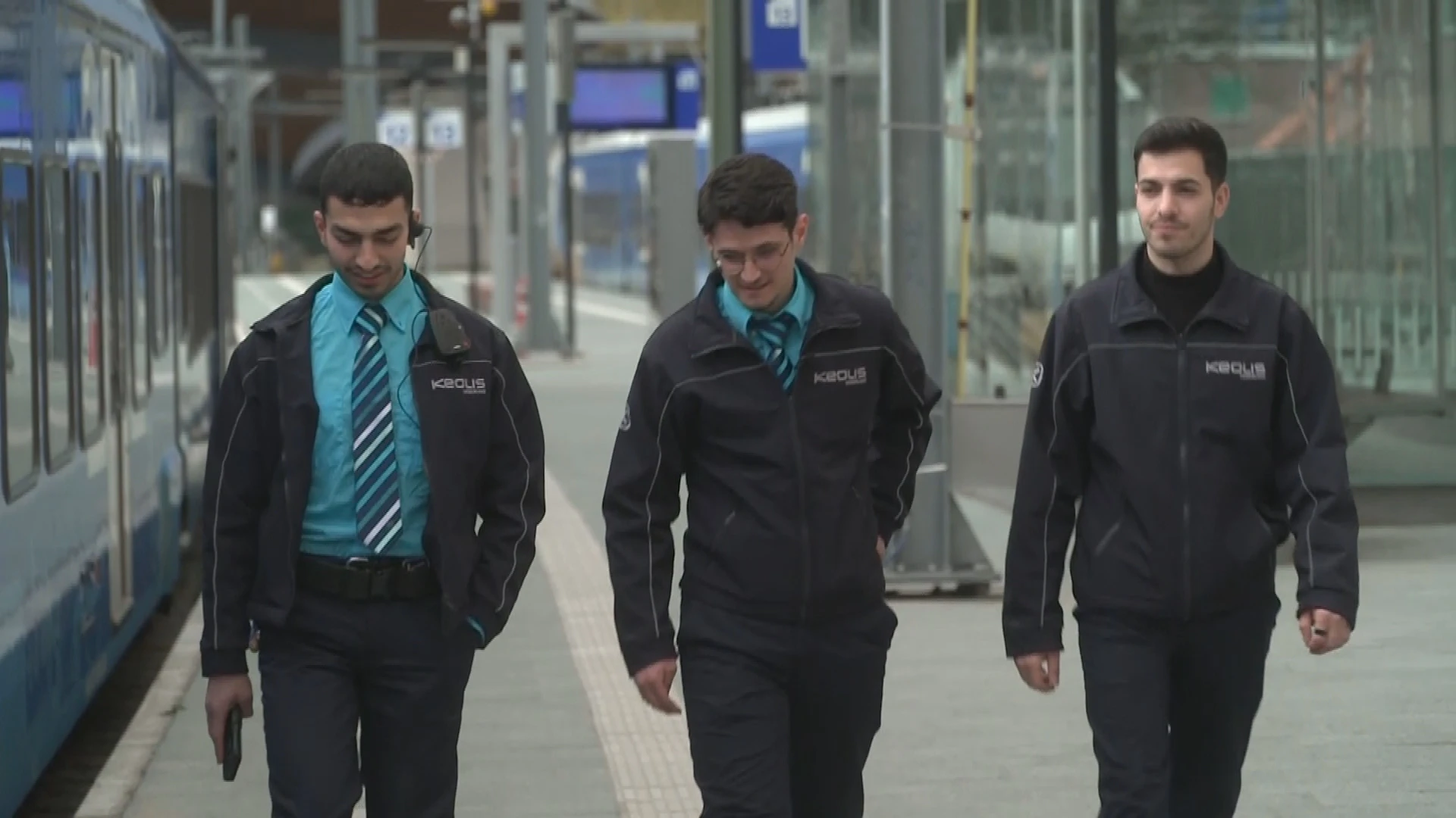 Syrische asielzoekers ingezet als gastheer op de trein: 'Ze maken het verschil'