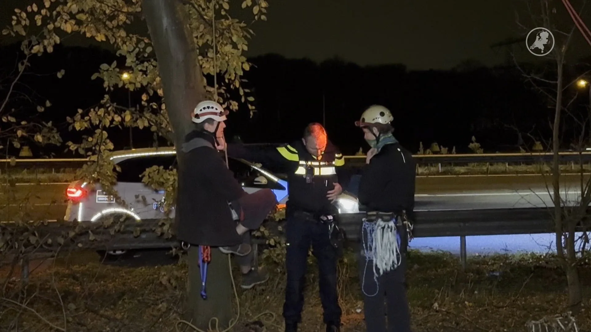 Actievoerders bivakkeren in bomen langs A2 bij Graetheide