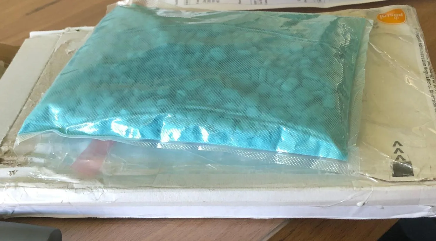 Man uit Heiloo krijgt enorme zak drugs in de bus: 'Zelfs agenten schrokken van de hoeveelheid'