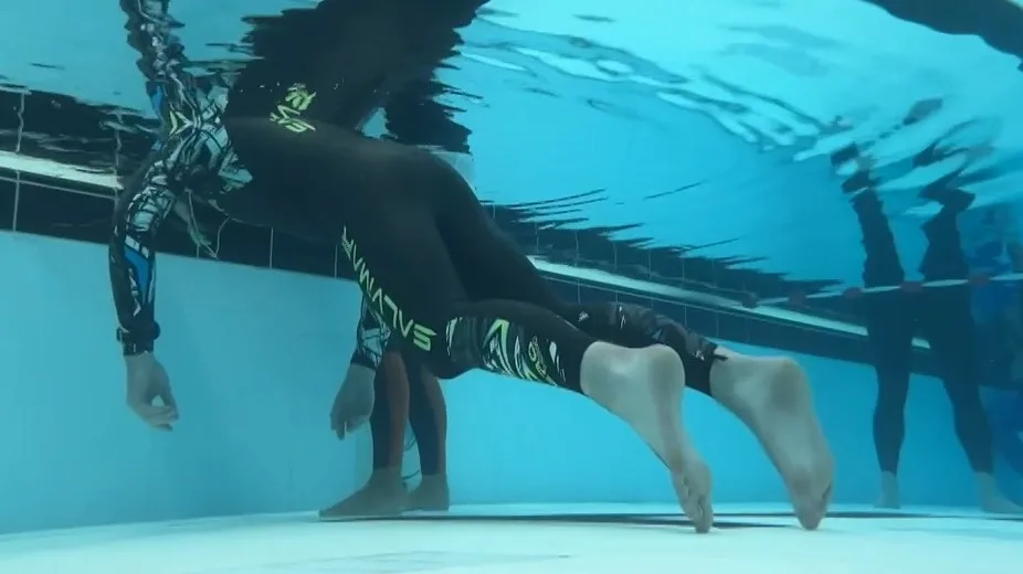 Zo lang mogelijk onder water: fanatieke freedivers in actie in Almere