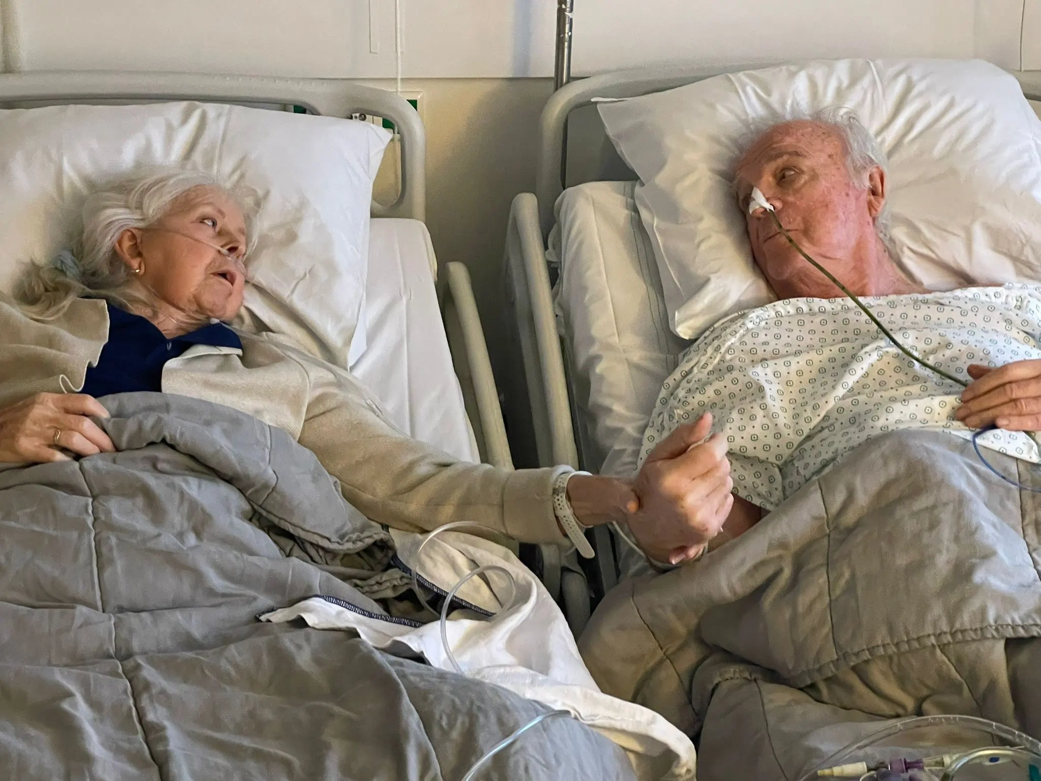 Ontroerend: ziekenhuizen herenigen ziek echtpaar voor laatste momenten