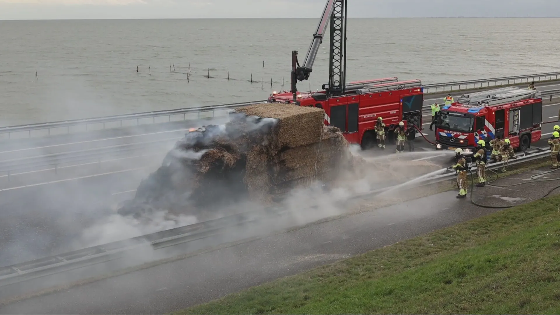 Afsluitdijk uren dicht door brand in vrachtwagen met hooi