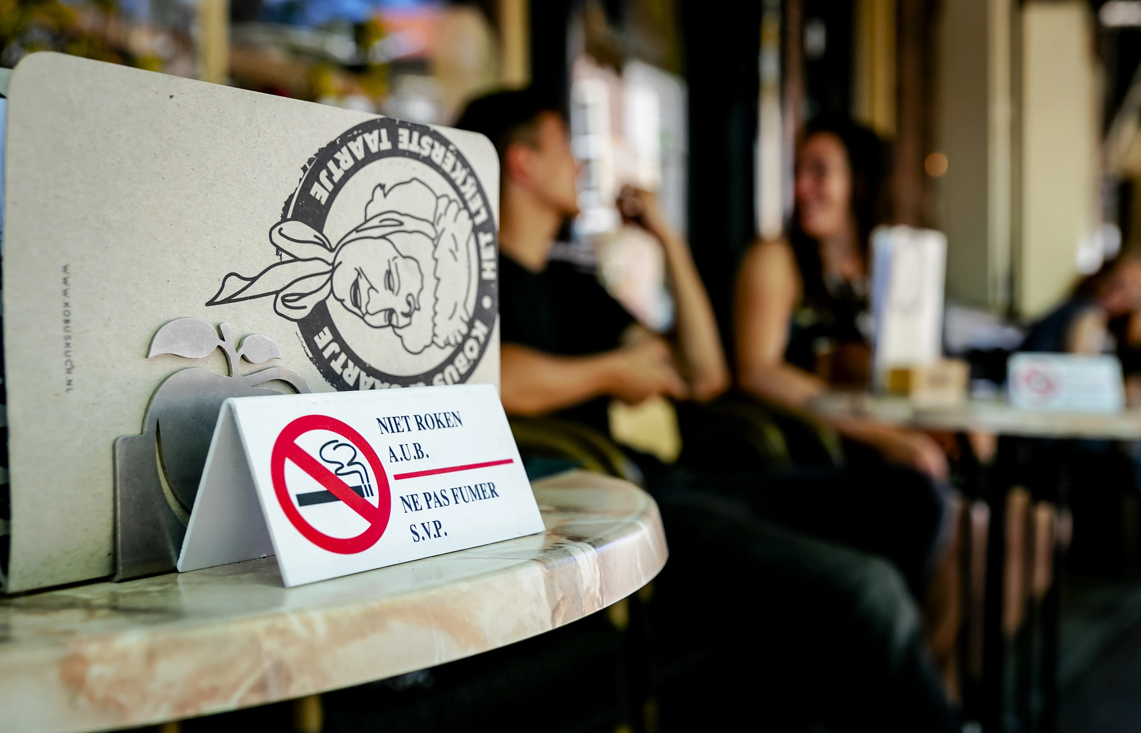 D66 wil roken op terrassen en in auto's met kinderen verbieden