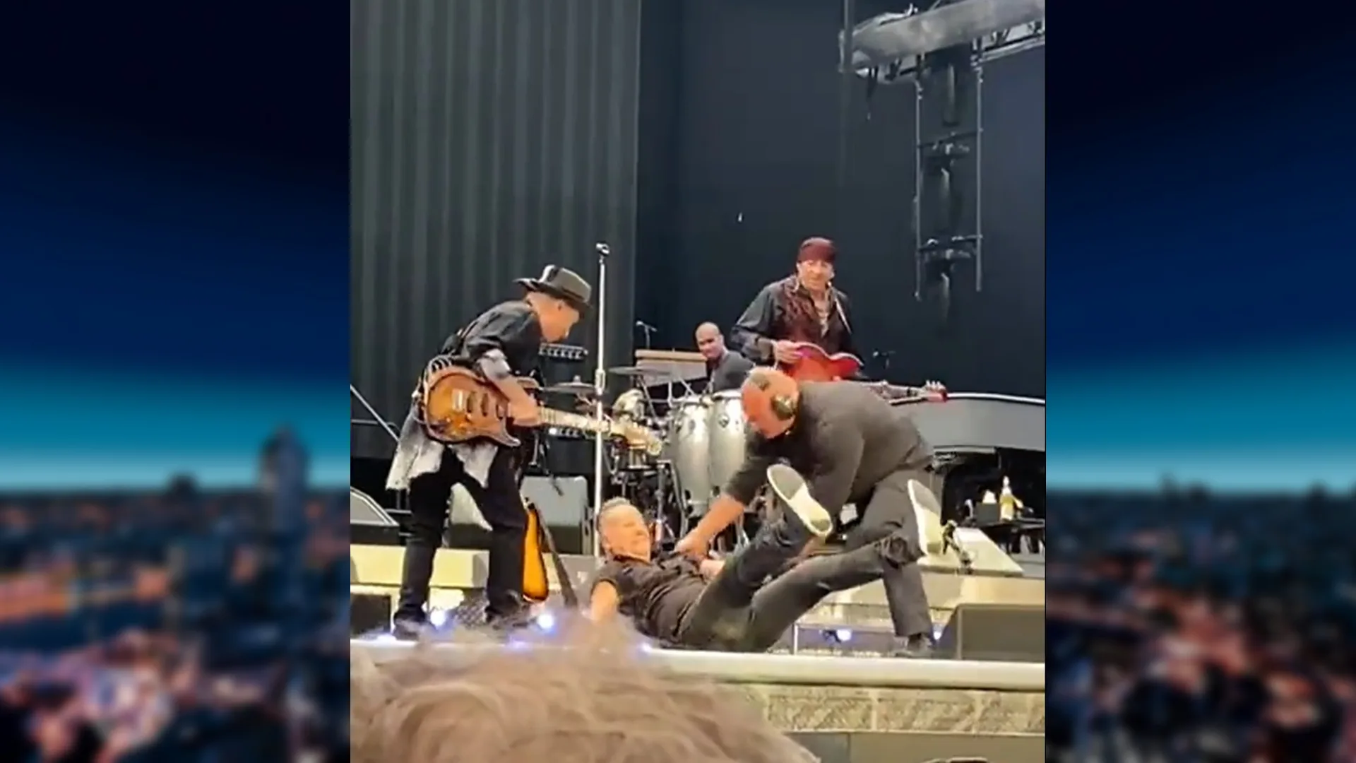 Oeps! Bruce Springsteen maakt smakkerd op podium tijdens optreden ArenA