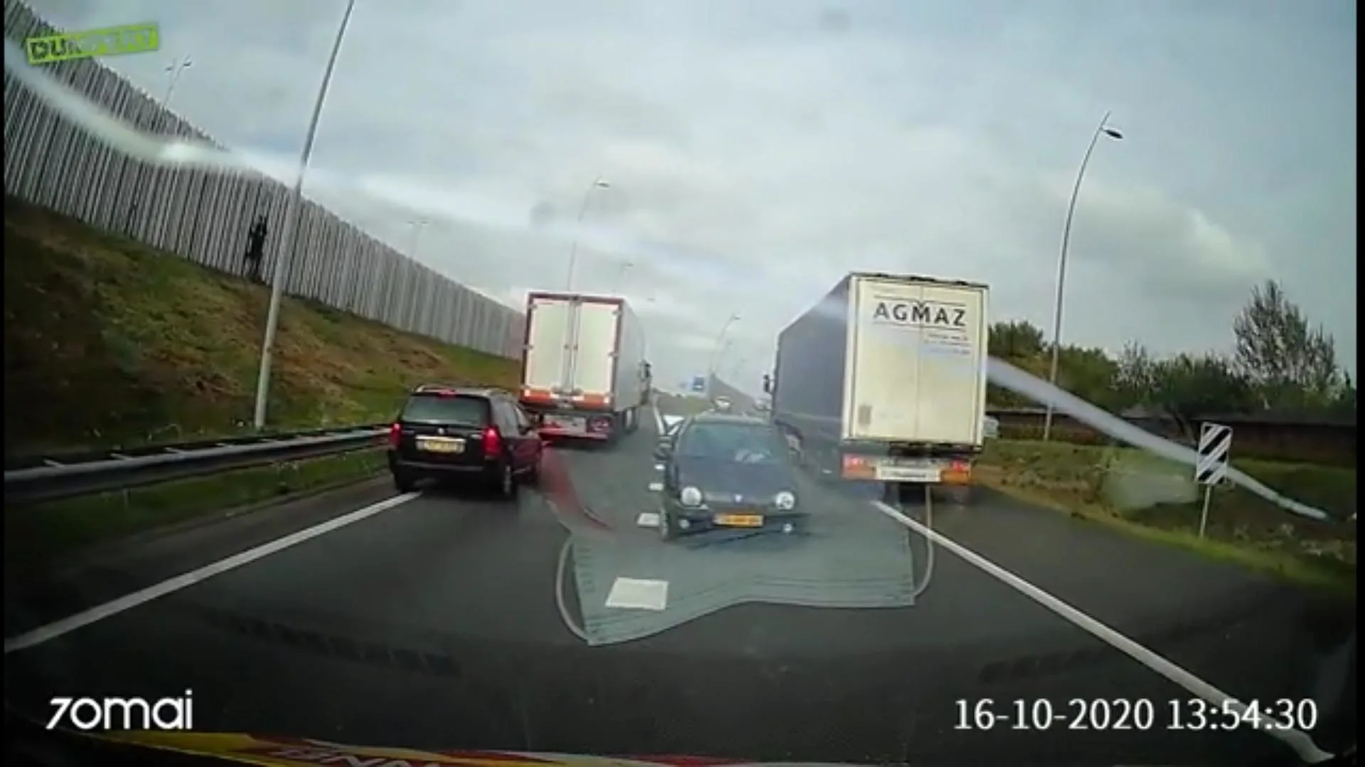 VIDEO: Spookrijder in Twingo zorgt voor levensgevaarlijke taferelen op A2