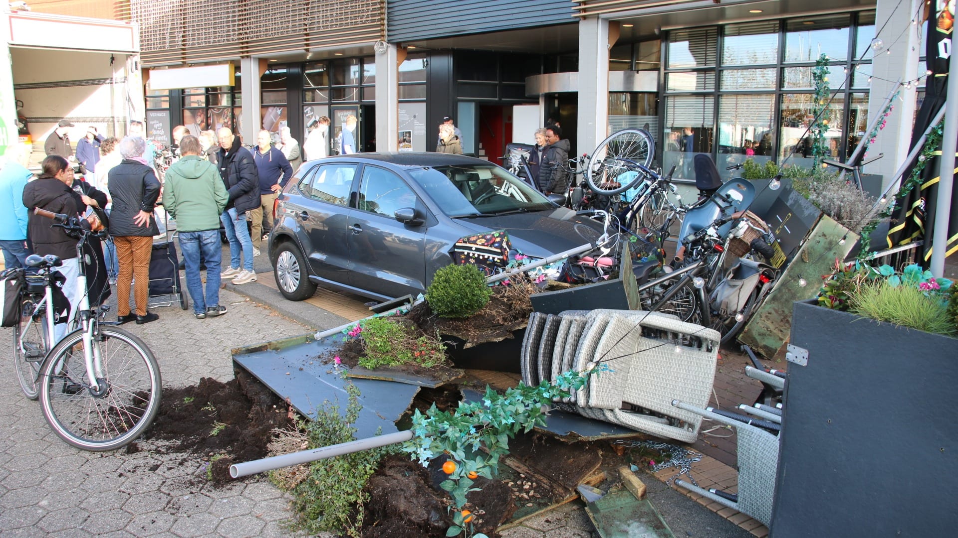 Automobilist rijdt terras op: voetganger vliegt over motorkap