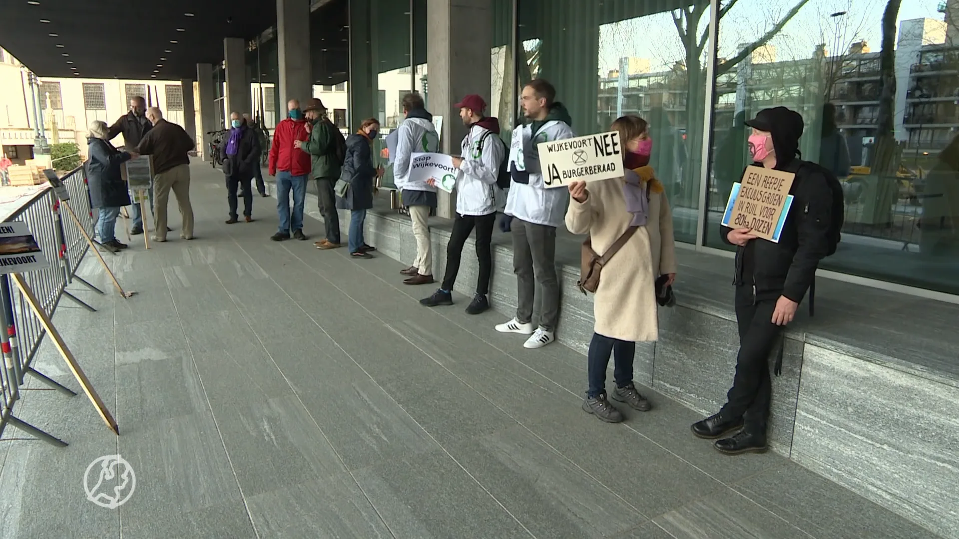 Al 100 dagen stil protest voor stadhuis in Tilburg: 'Iedere ochtend staan we er weer'