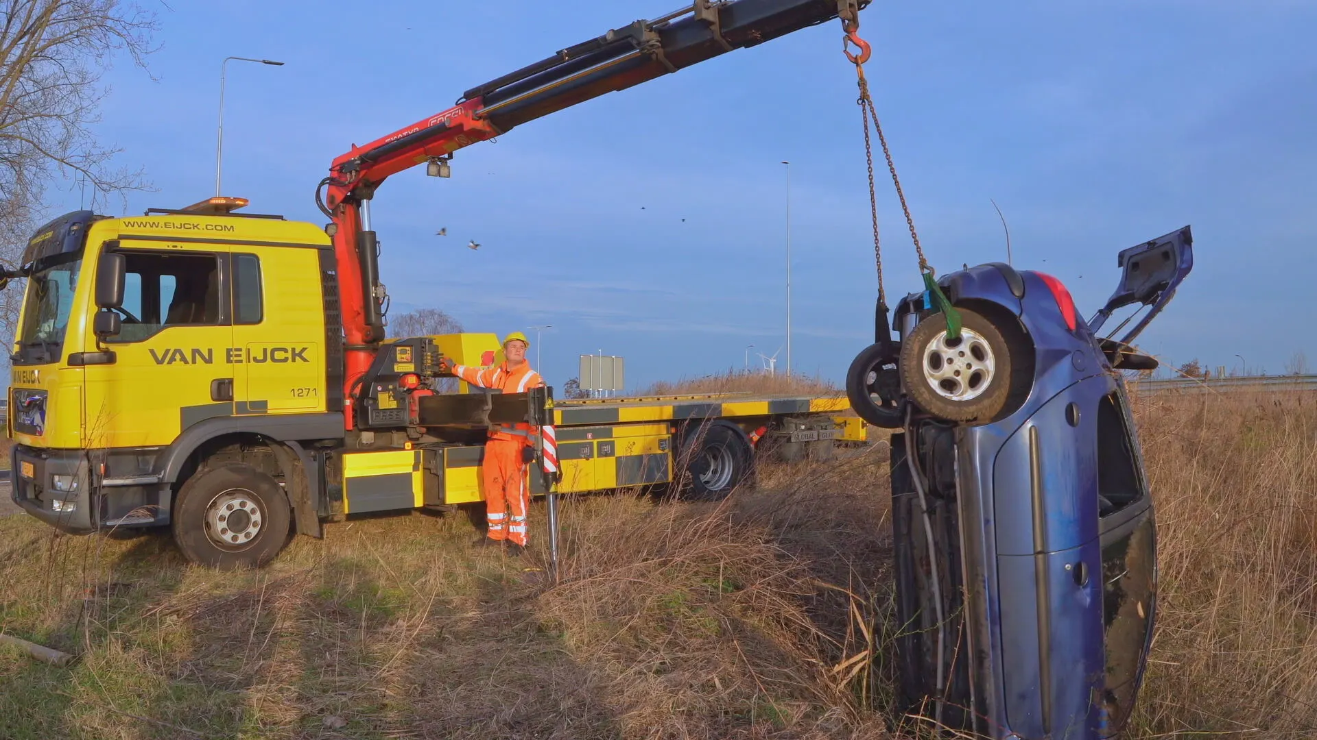 Beschonken automobiliste mist afrit Waalwijk en belandt ondersteboven in de sloot