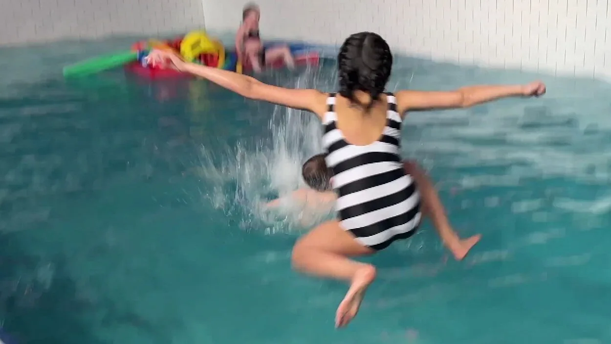 Steeds minder kinderen hebben zwemdiploma: is zwemles te duur?