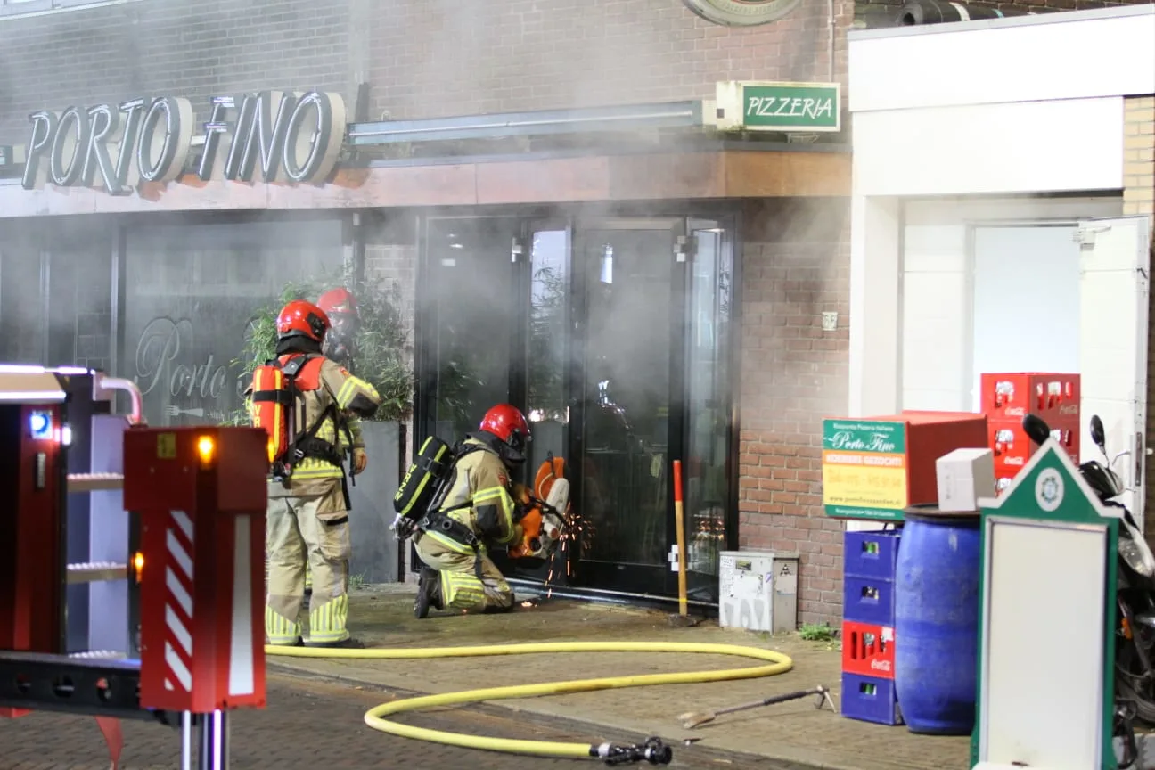 Brand in restaurant in Zaandam, tien woningen ontruimd