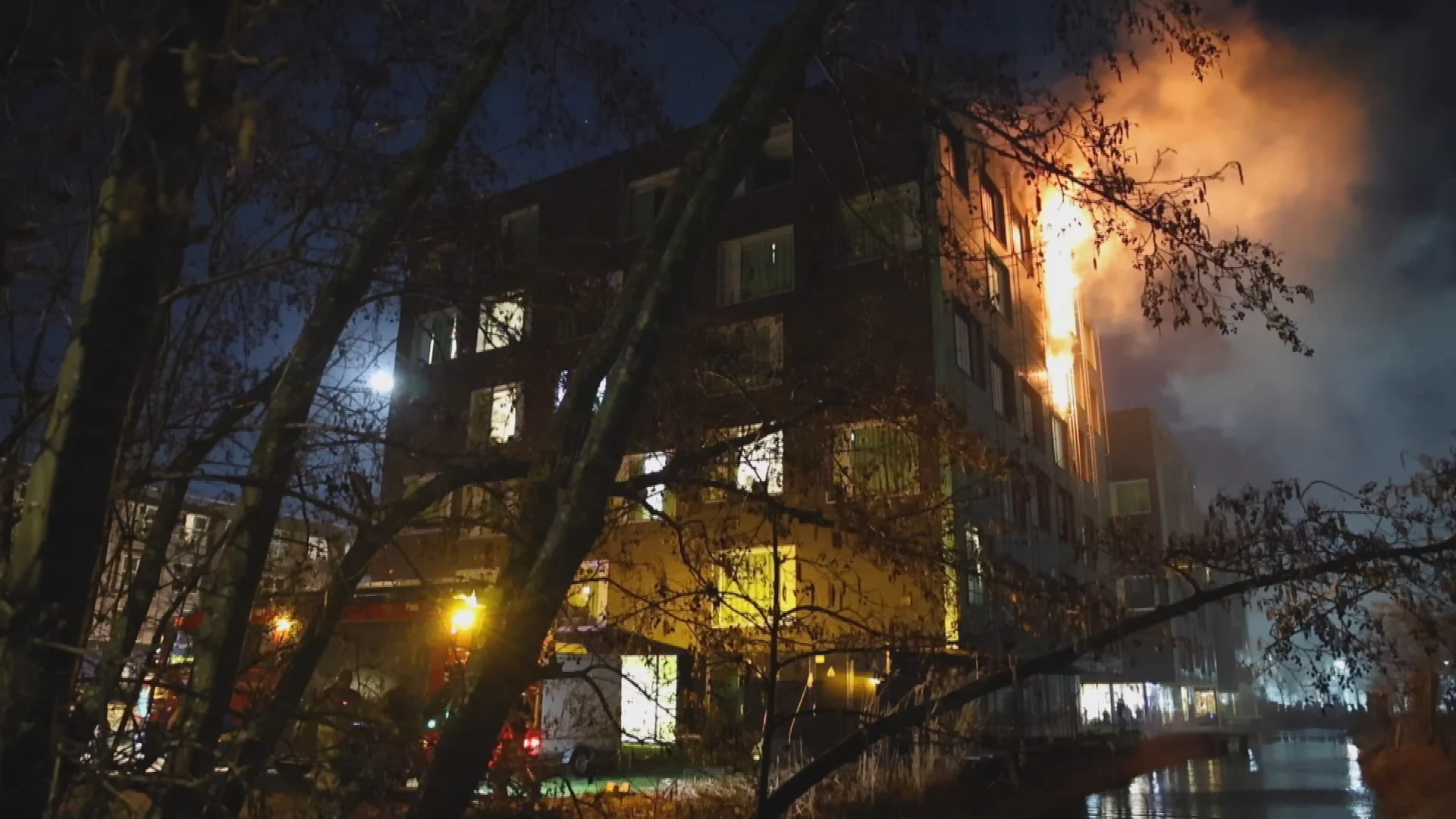 Uitslaande brand in studentencomplex Delft, meerdere appartementen ontruimd