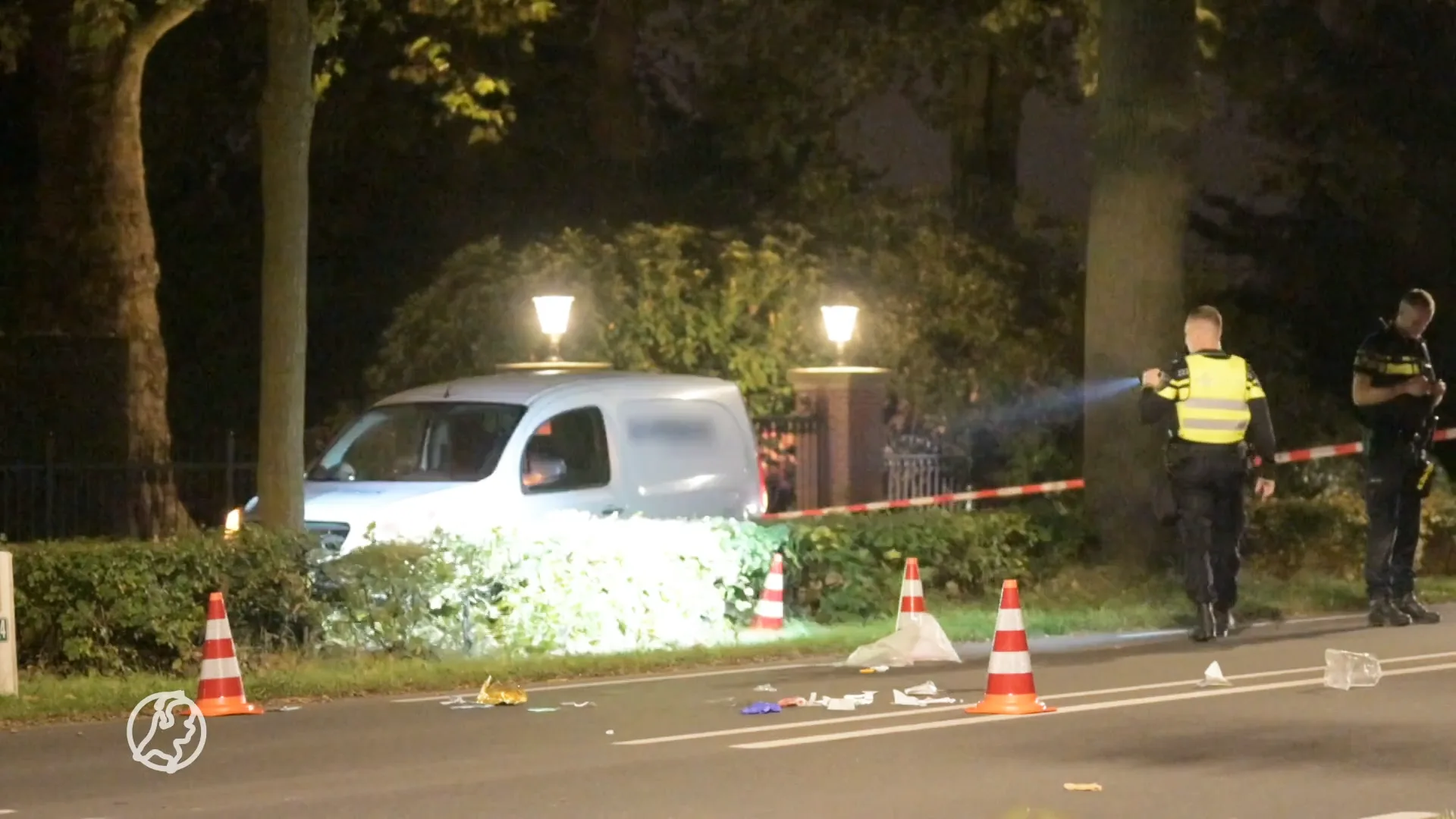 Man valt uit rijdende bestelbus en overlijdt, vriendin aangehouden