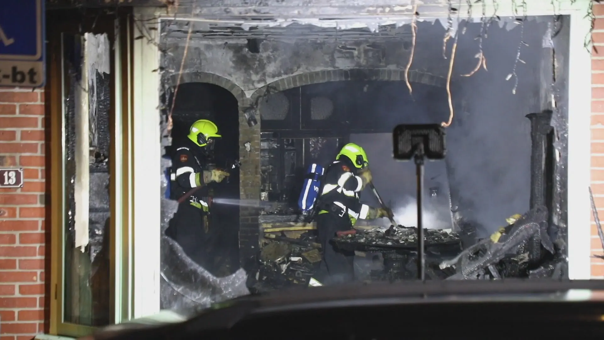Twee mensen naar ziekenhuis na uitslaande woningbrand IJmuiden