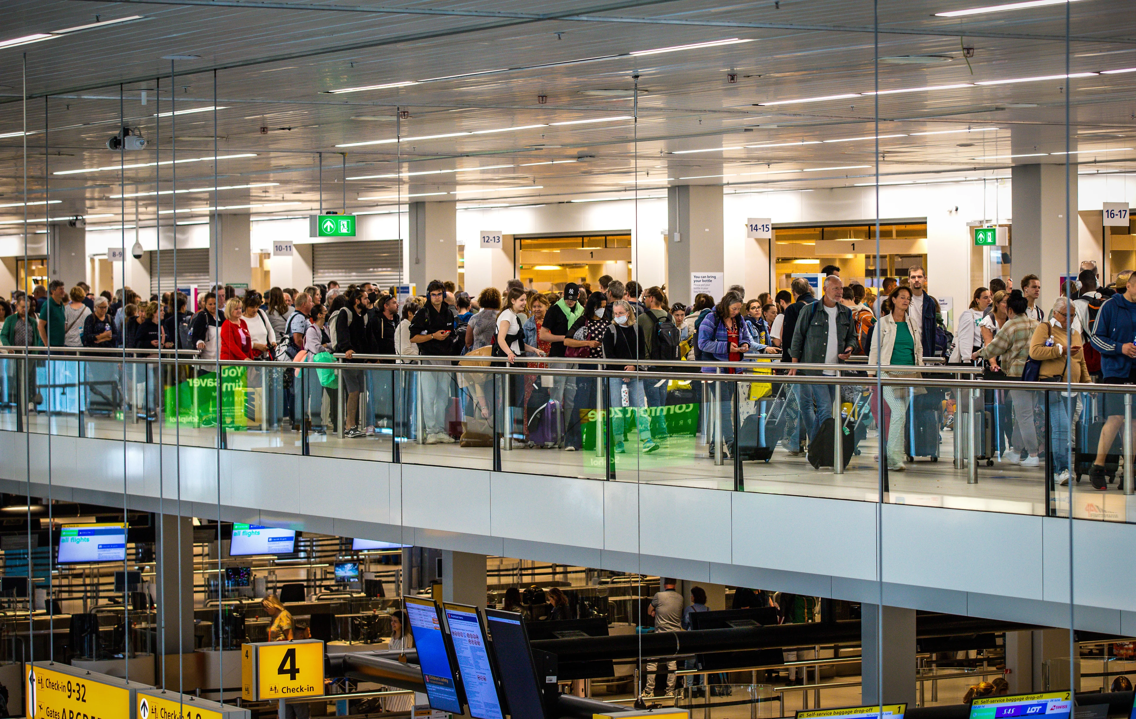 Maatregelen hebben nog geen effect: opnieuw drukte op Schiphol