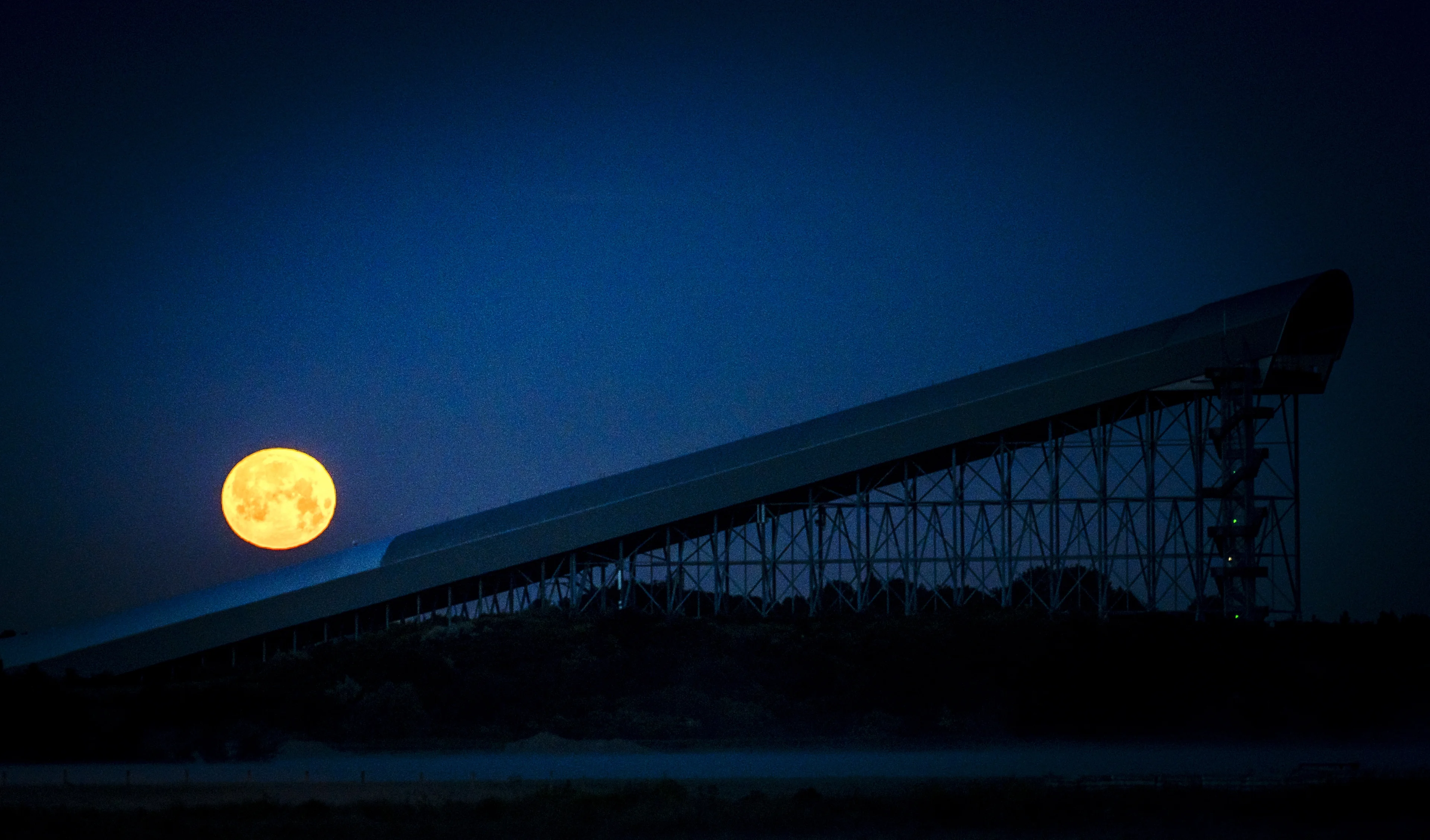 Nederlanders vergapen zich aan supermaan: 'Staat er mooi bij'