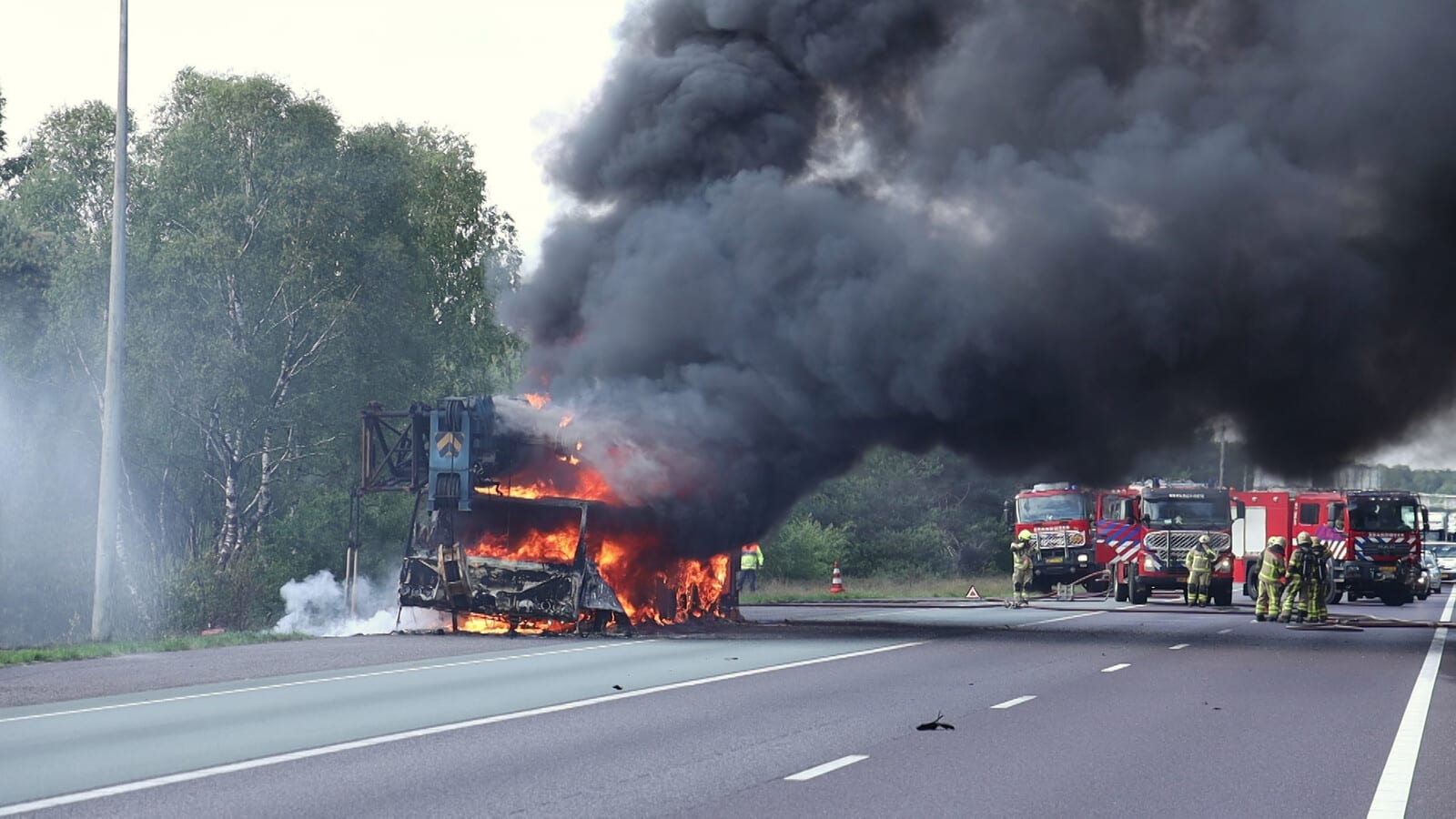 Ruim 70 bekeuringen voor filmen voertuigbrand A50 door automobilisten